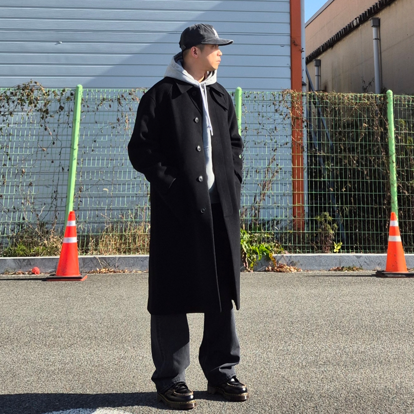 Dr. Martens Lowell Leather Moc Toe Shoes Black Analine, Uniqlo x JW Anderson Straight Jean Blue - KR 착용 스타일 - 2