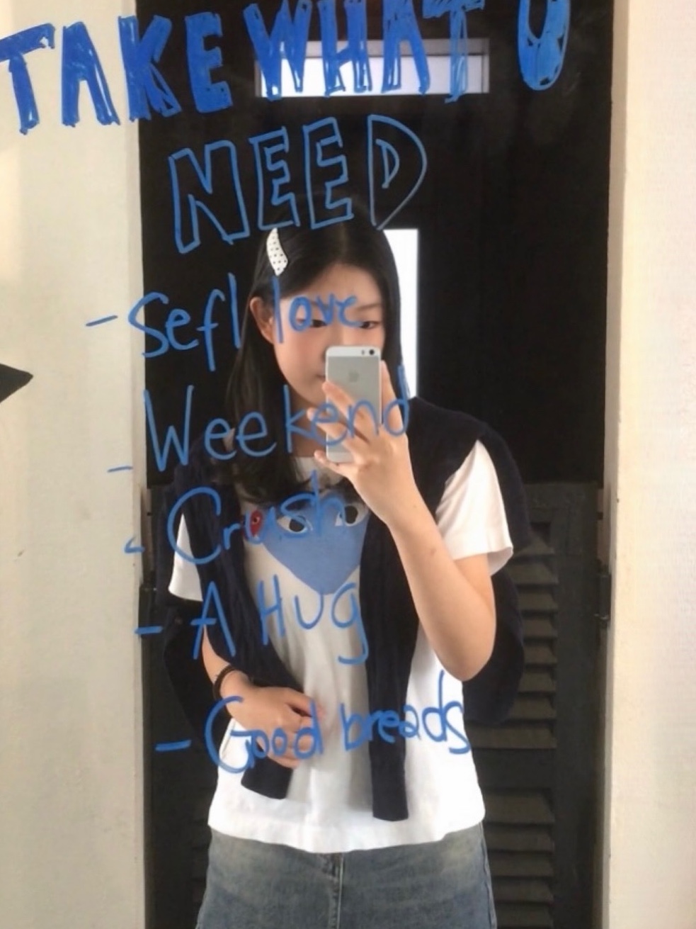 Play Comme des Garcons Red Heart Printed Blue Heart T-Shirt White 착용 스타일