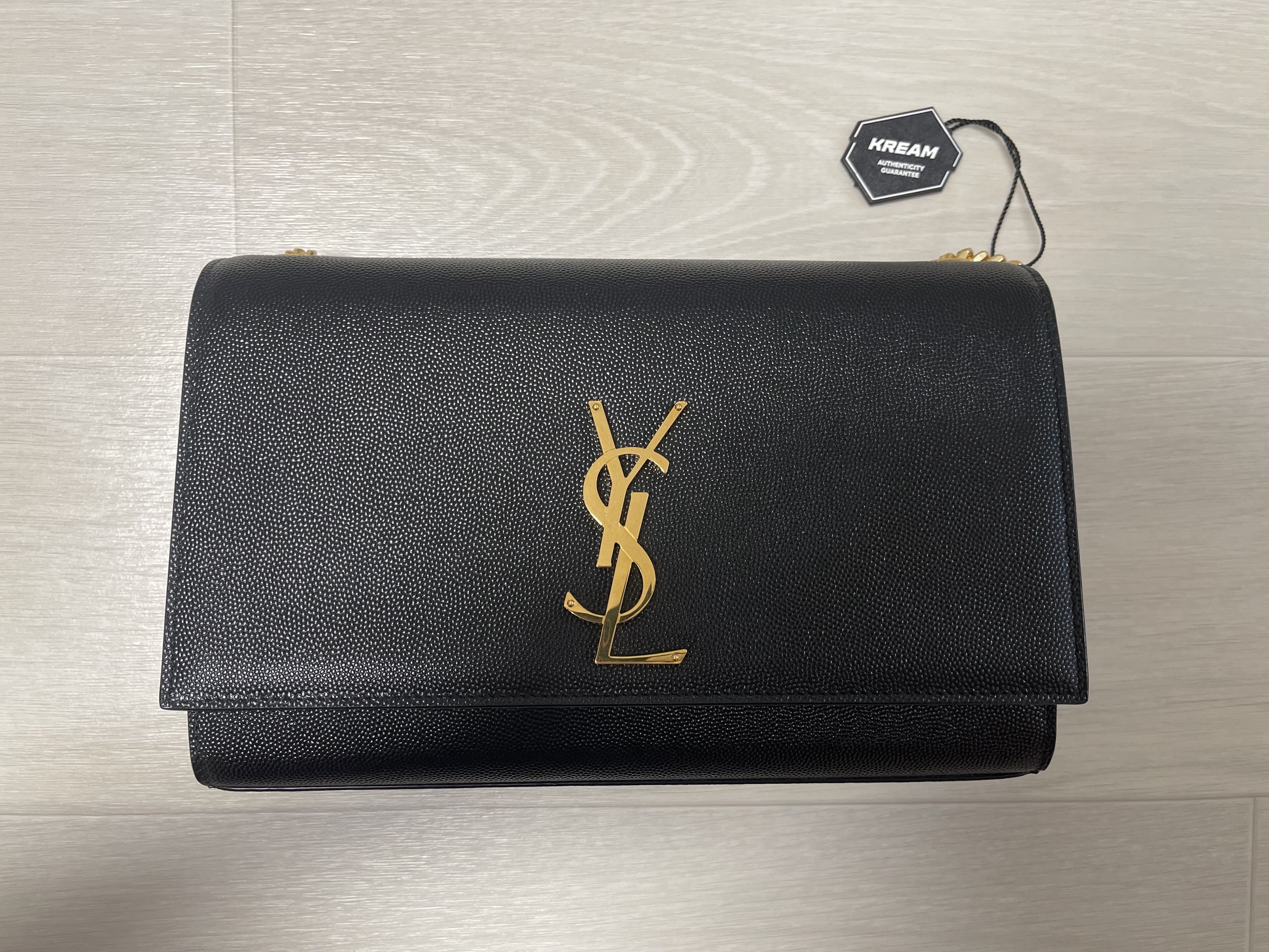 Saint Laurent Kate Medium Chain Bag in Grain De Poudre Leather Black 착용 스타일 - 1
