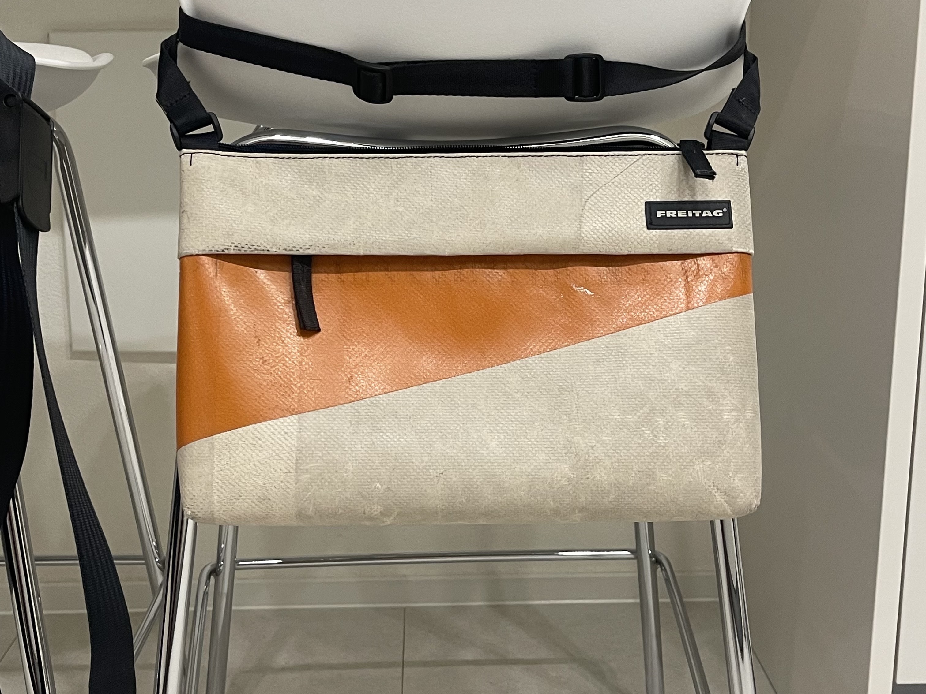 FREITAG Boutique Unisex F11 LASSIE 0704 Cross Bag, FREITAG Boutique Unisex F553 LOU 0087 Shoulder Bag 착용 스타일 - 2