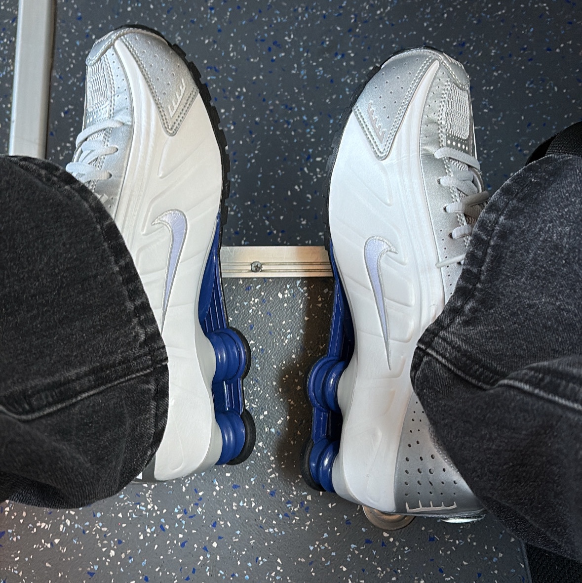 Nike Shox R4 White Metallic Silver Deep Royal Blue White 착용 스타일 - 6