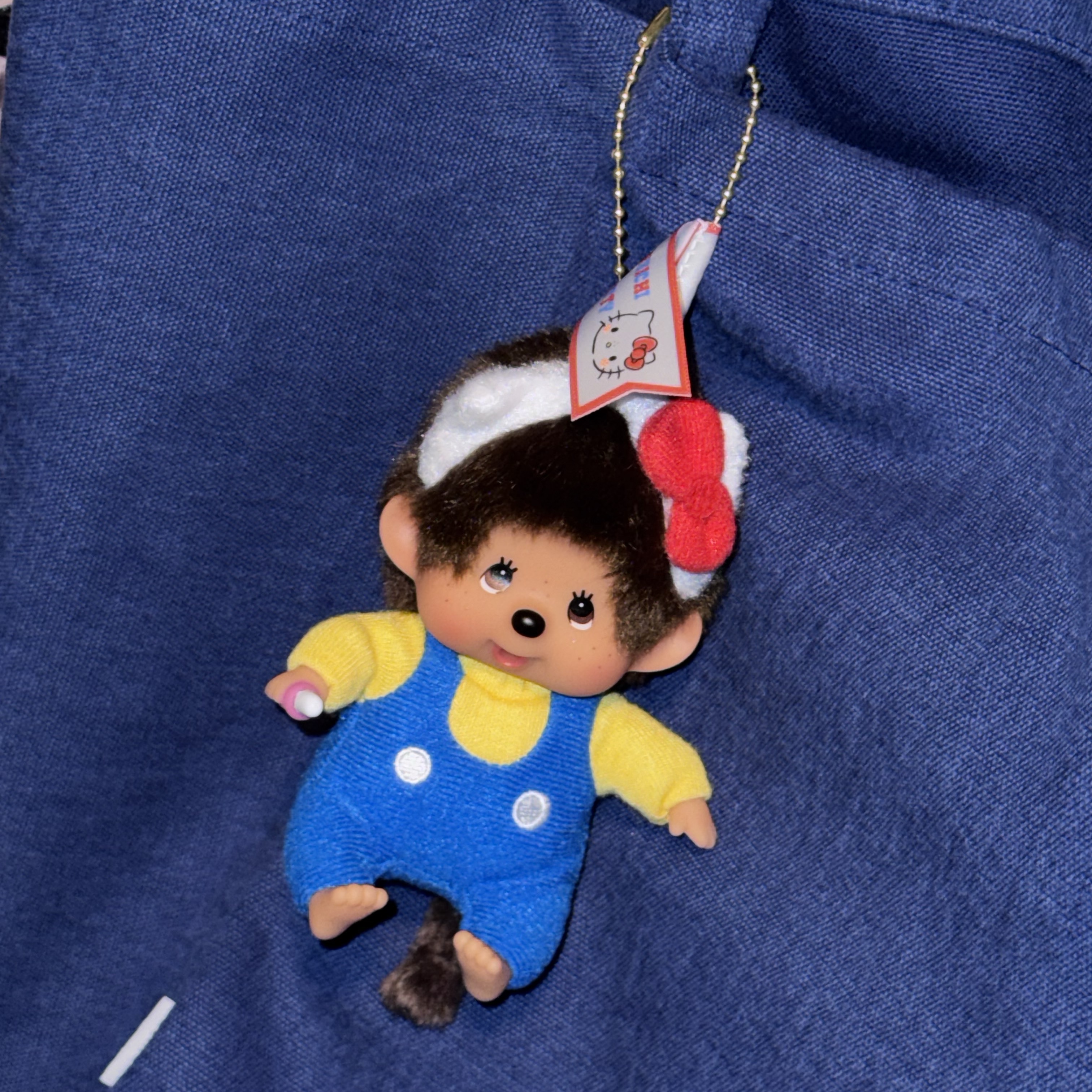 Sanrio Hello Kitty x Monchhichi 50th Anniversary Monchhichi Holder 착용 스타일 - 2