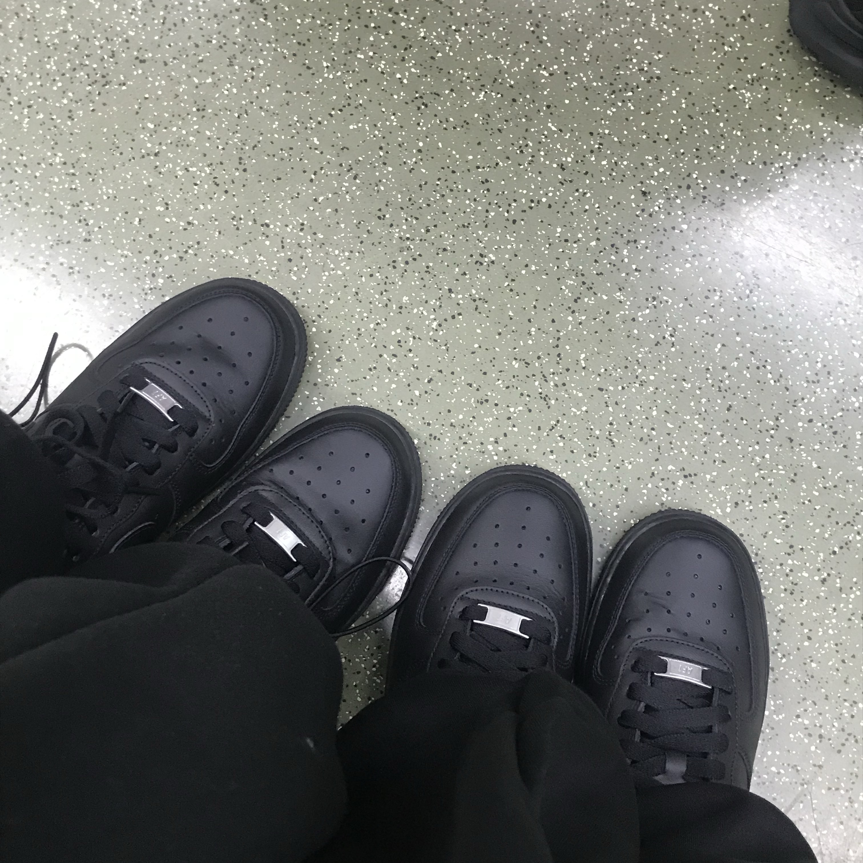 Nike Air Force 1 '07 Low Triple Black 착용 스타일