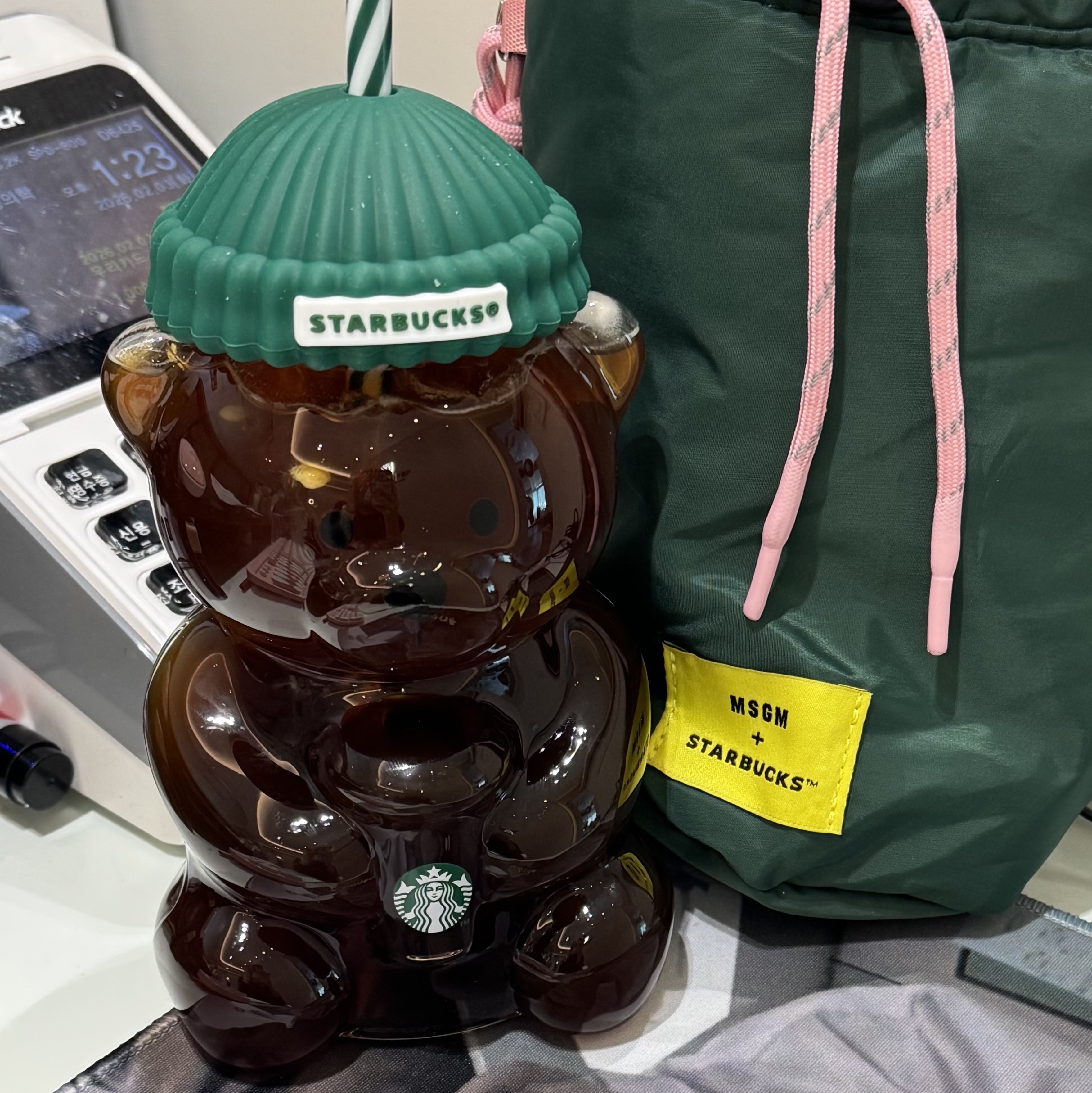 Starbucks Autumn Bearista Glass Cold Cup 591ml 착용 스타일 - 3