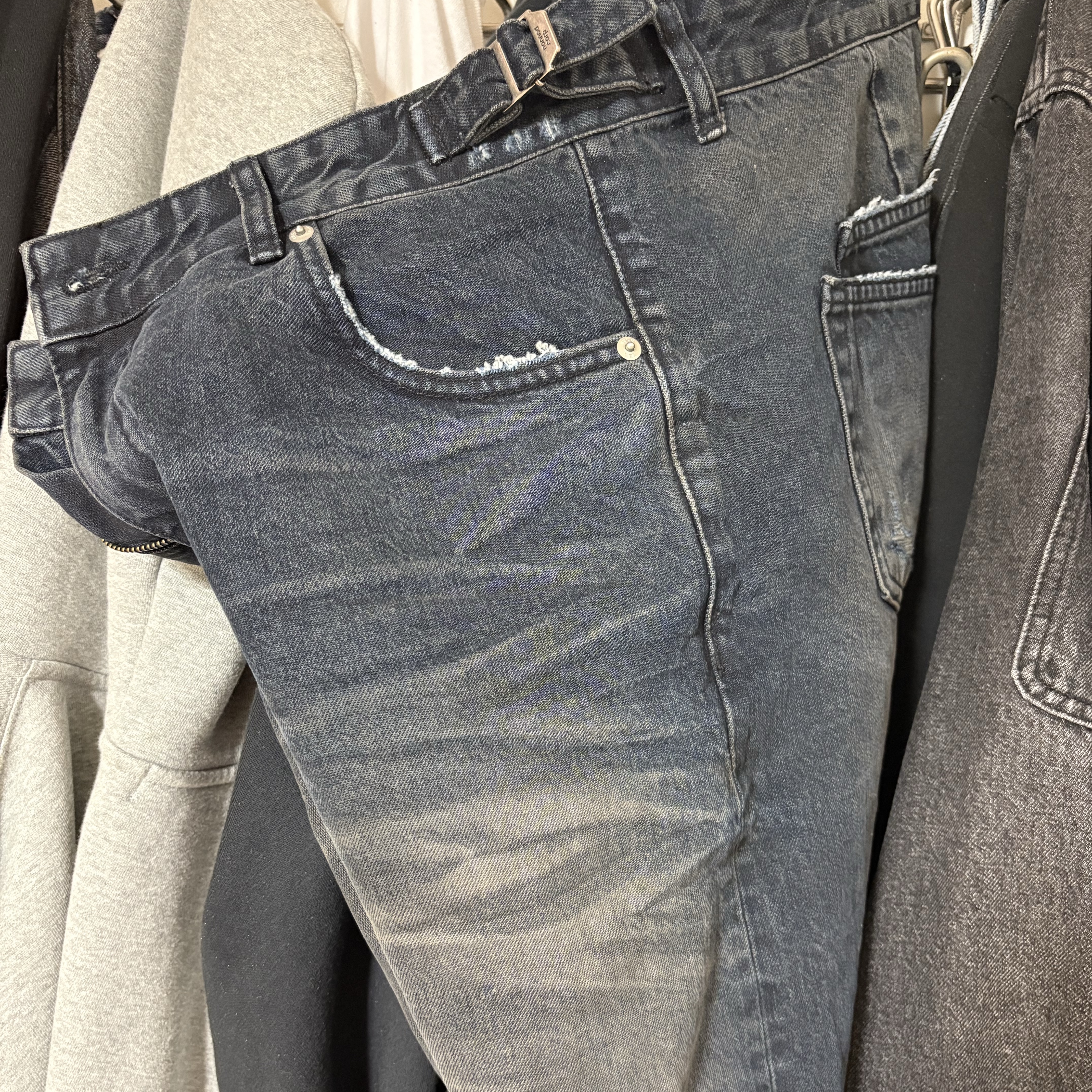 Nonnod Zen Dirty Oil Washed Denim Pants 착용 스타일