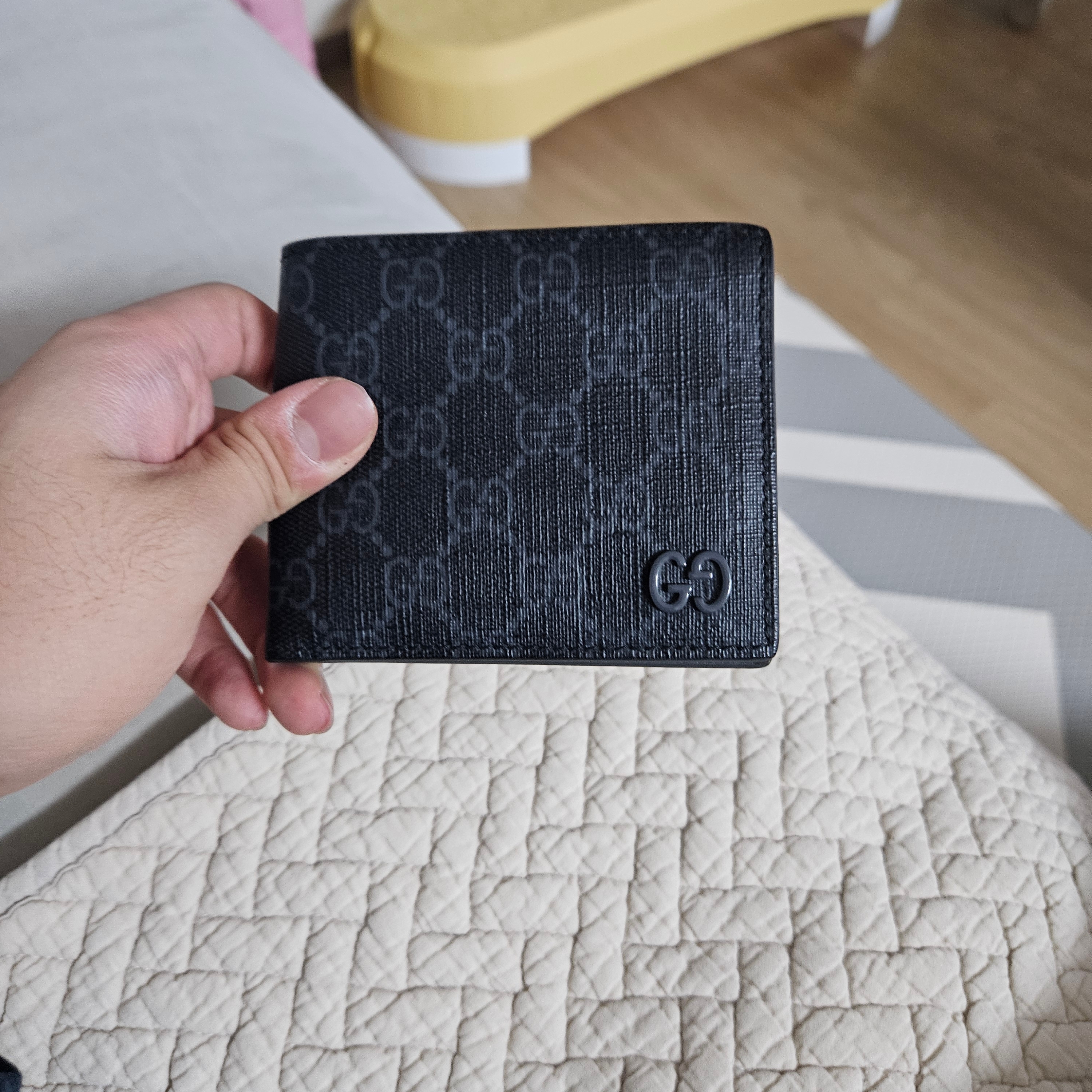 Gucci GG Wallet With Grey Interior Black 착용 스타일