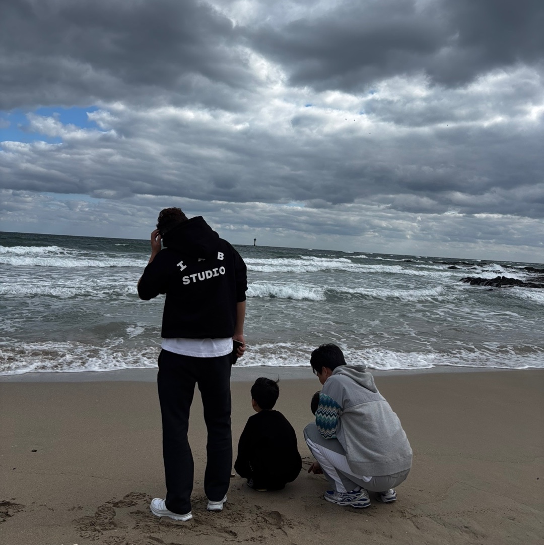 IAB Studio Hoodie Black, Essentials The Core Collection Relaxed Sweatpants Stretch Limo 착용 스타일