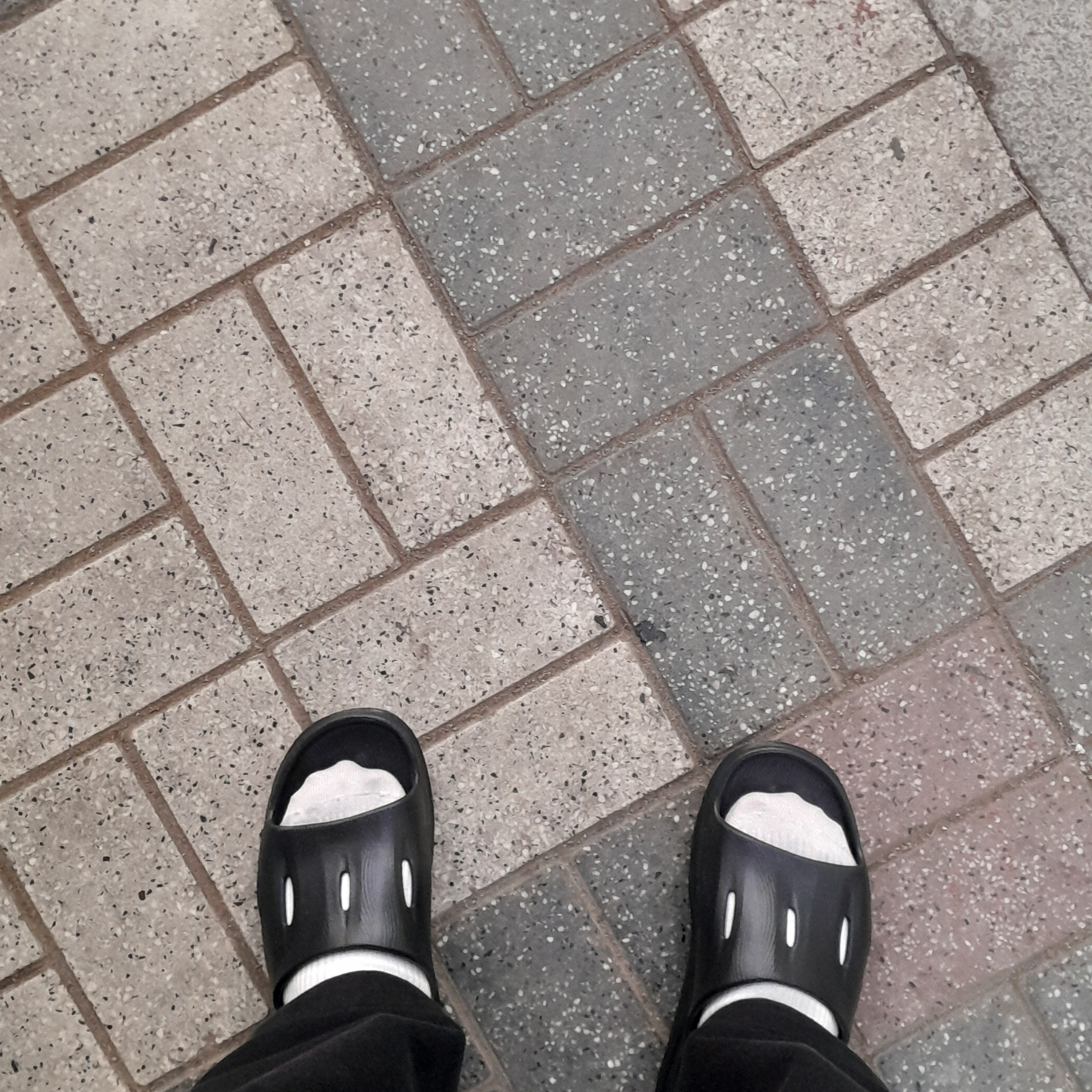 Hoka Ora Recovery Slide 3 Black Black - 26SS 착용 스타일