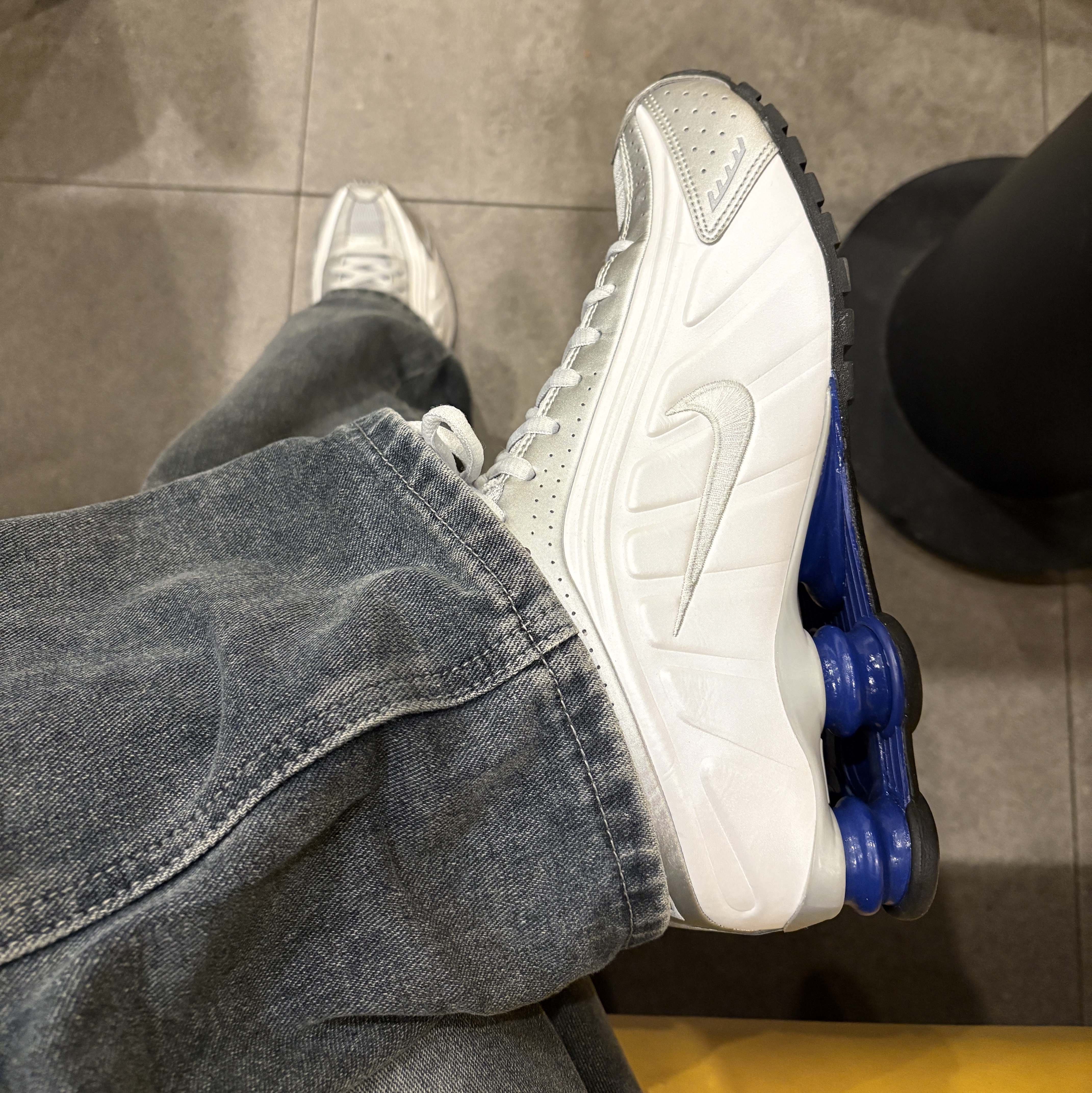 Nike Shox R4 White Metallic Silver Deep Royal Blue White 착용 스타일 - 4