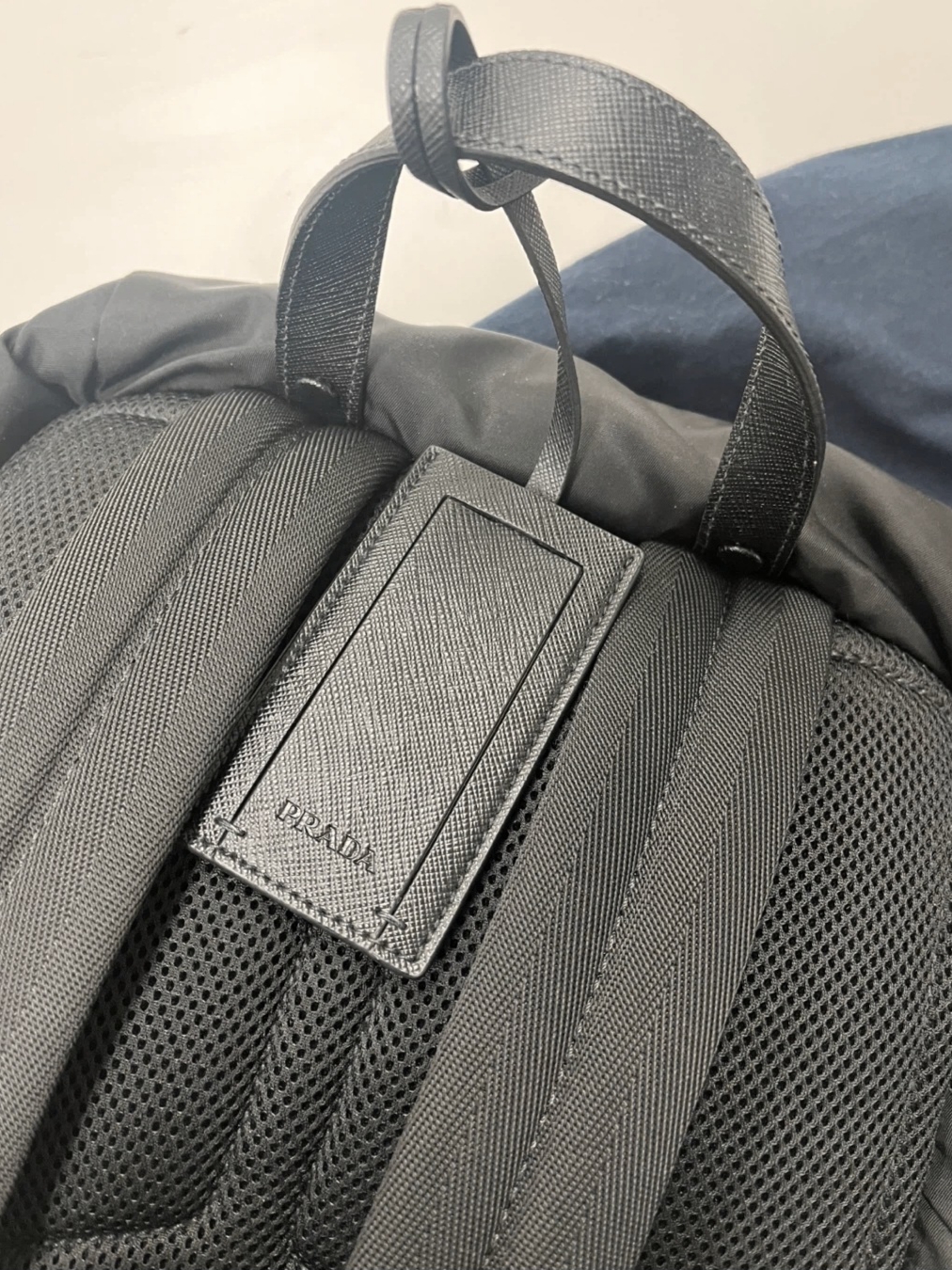 Prada Re-Nylon and Saffiano Leather Backpack Black 착용 스타일 - 2