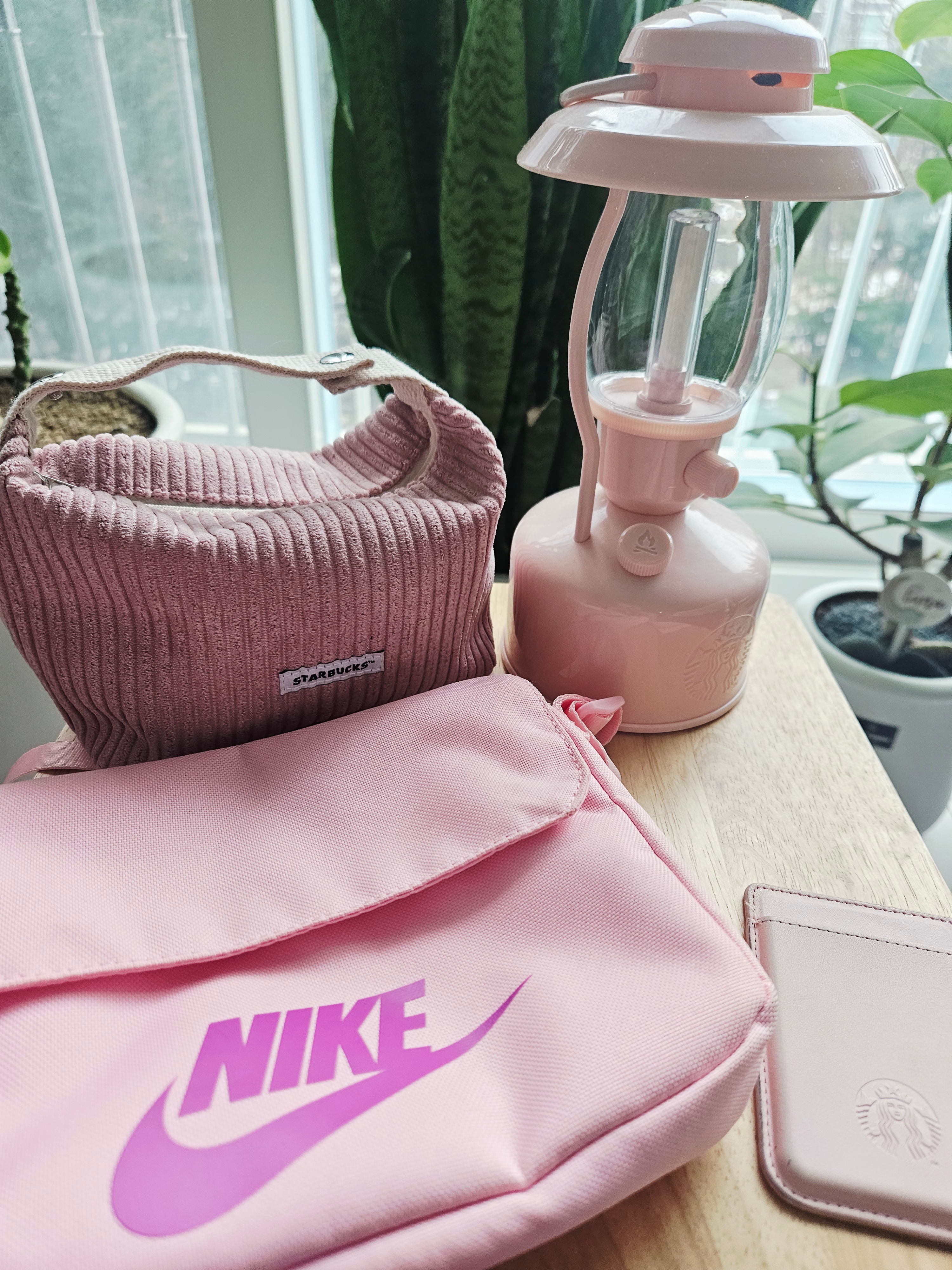 Starbucks Lucky Starbucks Day Corduroy Pouch Pink, Starbucks Summer Night Singing Lantern Candy Pink (Korean Ver.) 착용 스타일
