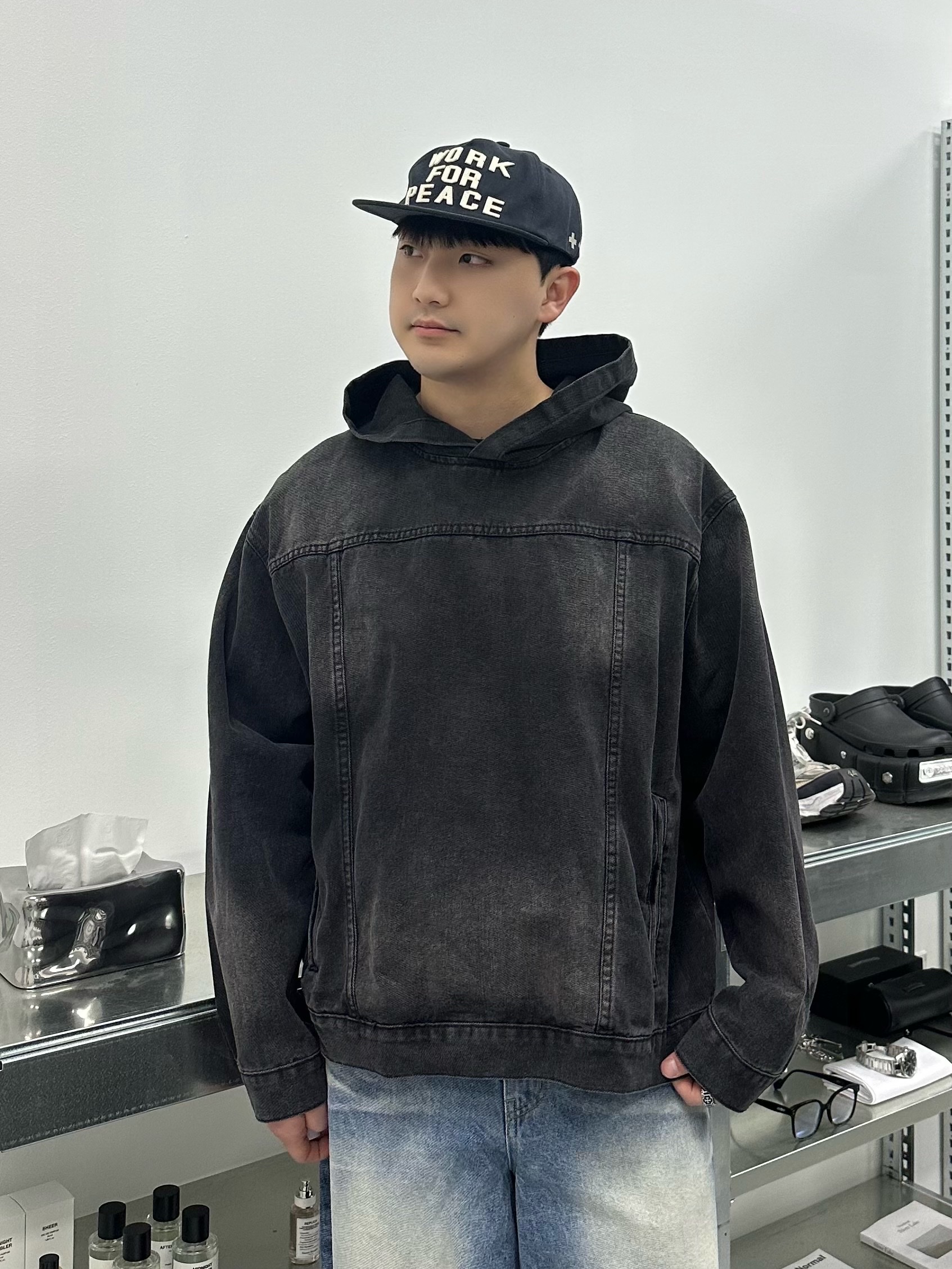 AMOU Work For Peace 5pannel Cap Black 착용 스타일 - 1