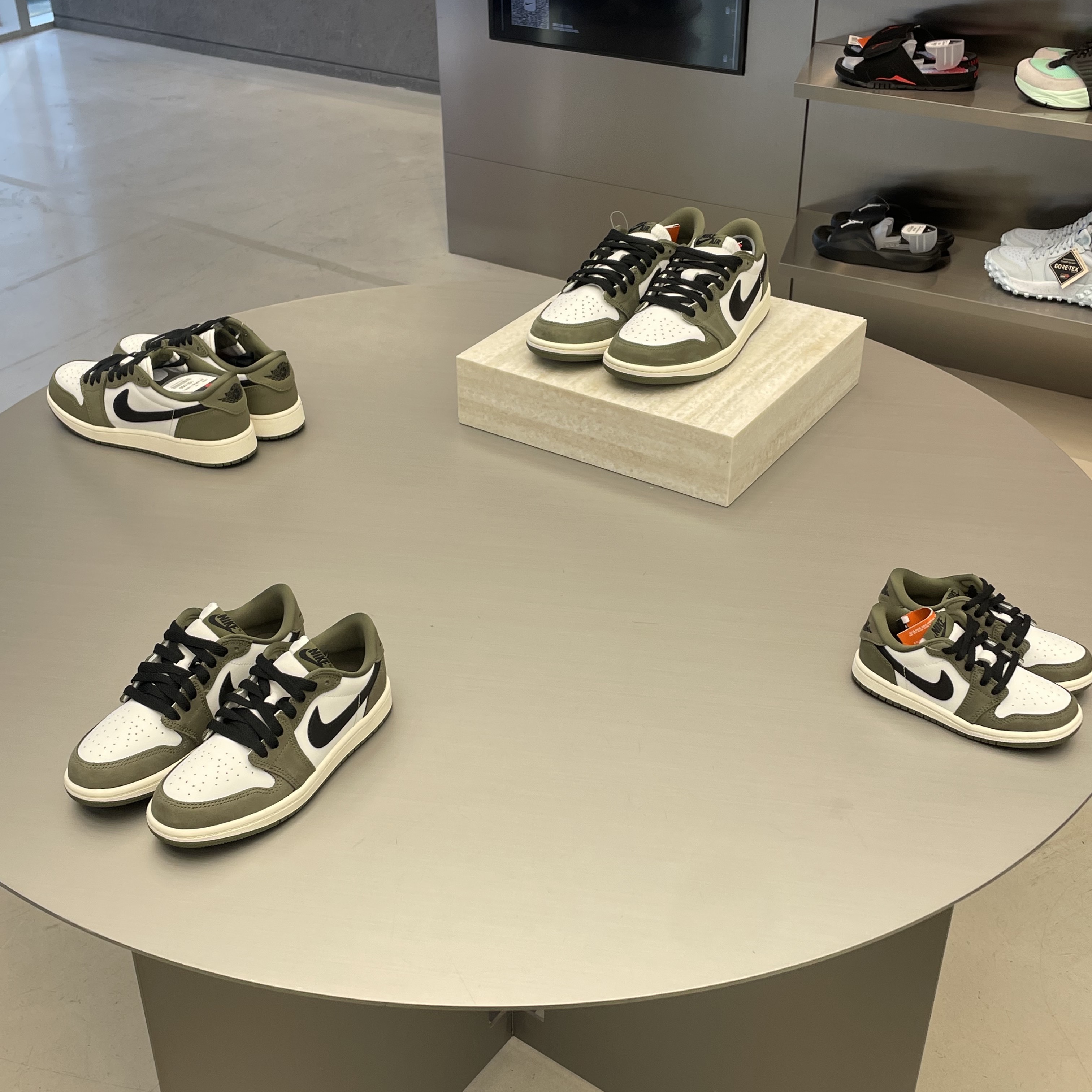 Jordan 1 Retro Low OG Medium Olive and Summit White 착용 스타일