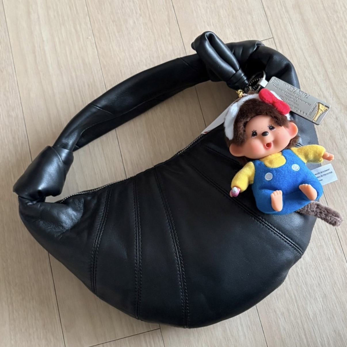 Sanrio Hello Kitty x Monchhichi 50th Anniversary Monchhichi Holder, Lemaire Mini Fortune Croissant Bag Soft Grained Leather Black 착용 스타일 - 1