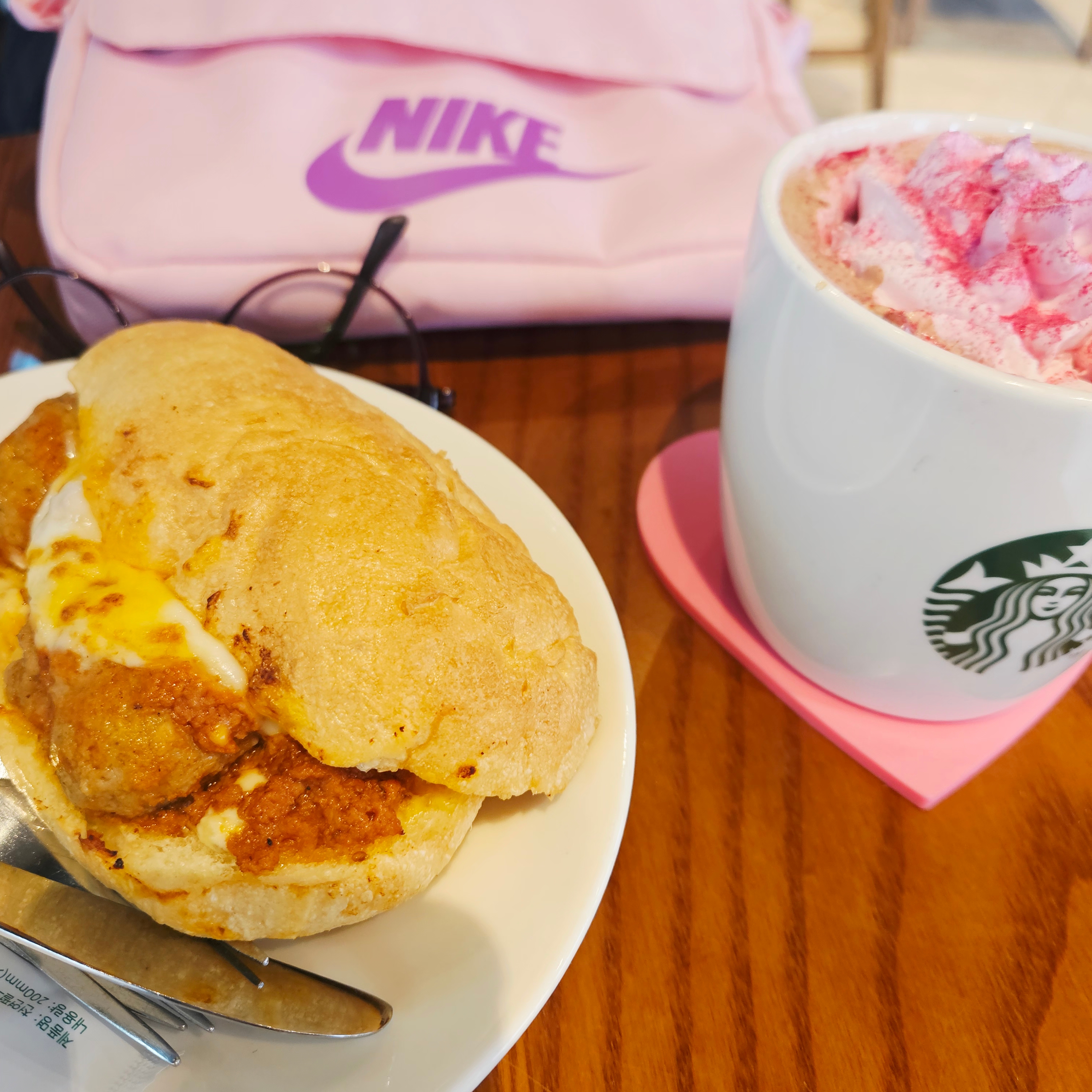 Human Made Heart Rubber Coaster Pink, Nike NSW Futura 365 Crossbody Bag 3L Medium Soft Pink 착용 스타일 - 6