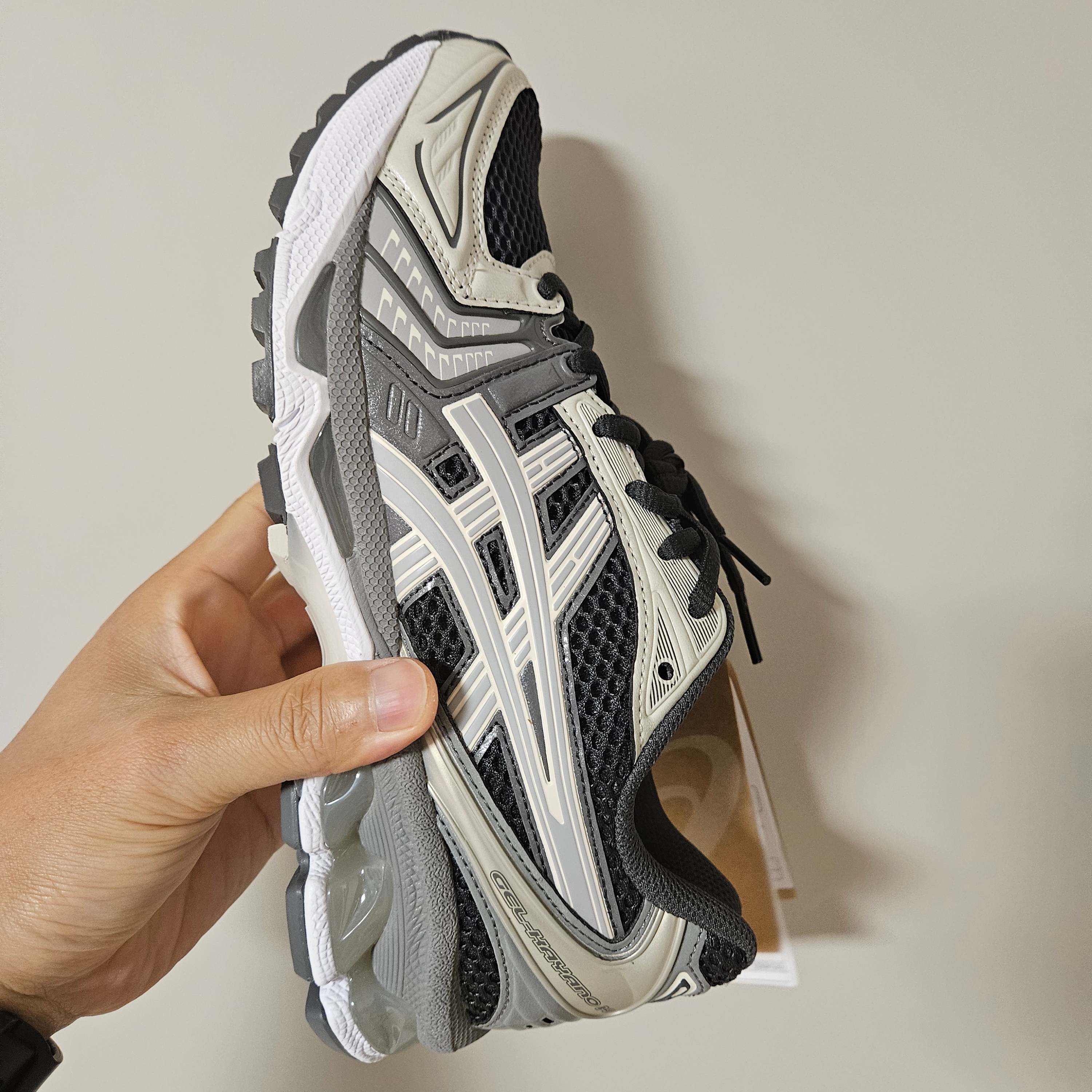 Asics Gel-Kayano 14 Obsidian Grey Cement Grey 착용 스타일