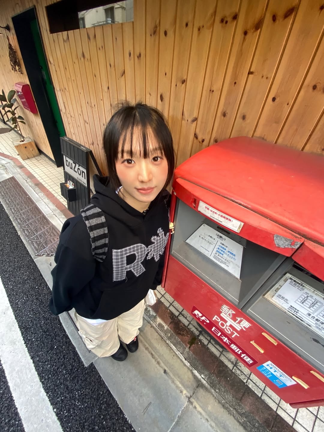 SLOW RECORD HOUSE Check Patch Hoodie Black 착용 스타일 - 2