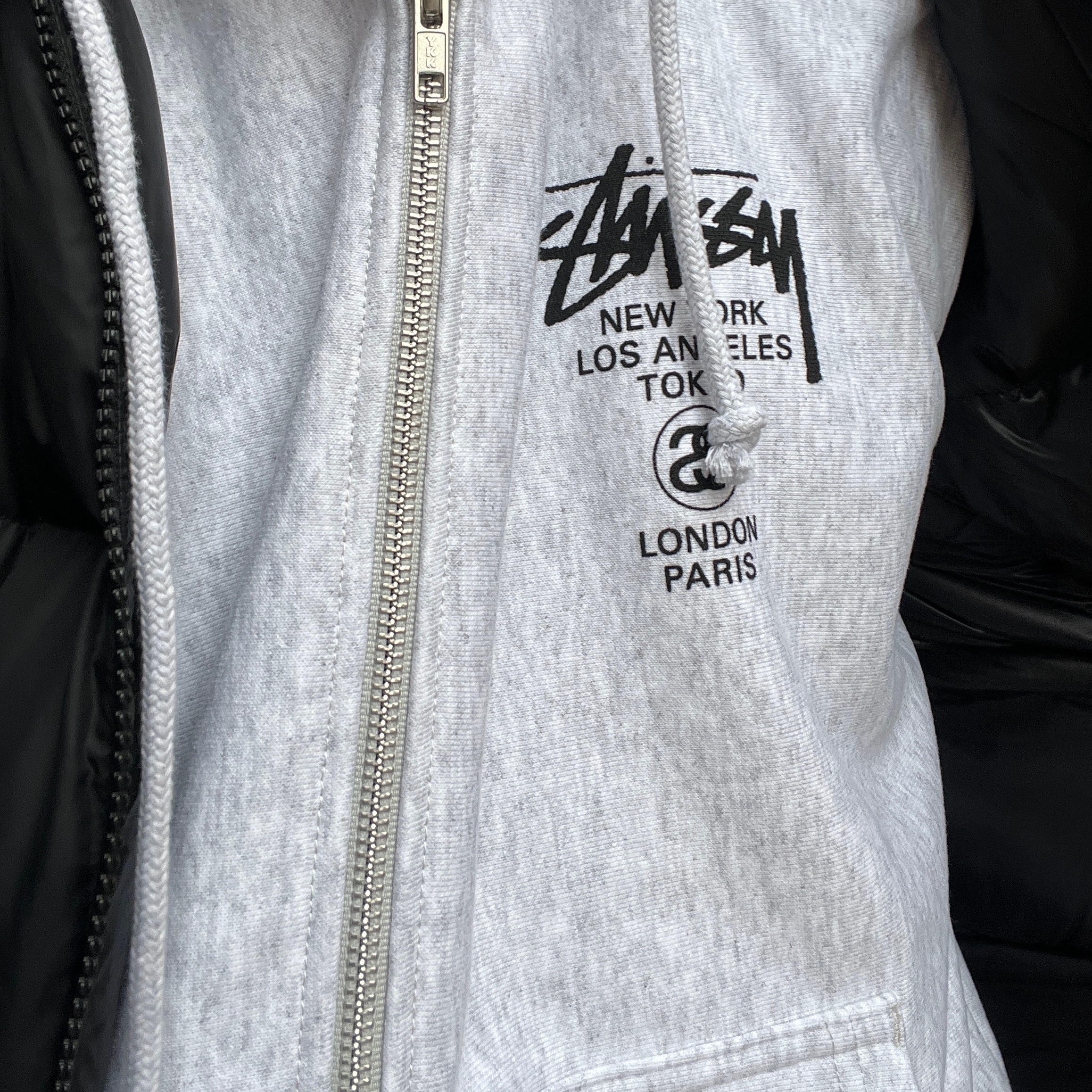 Stussy World Tour Zip Hoodie Ash Heather 2025 착용 스타일