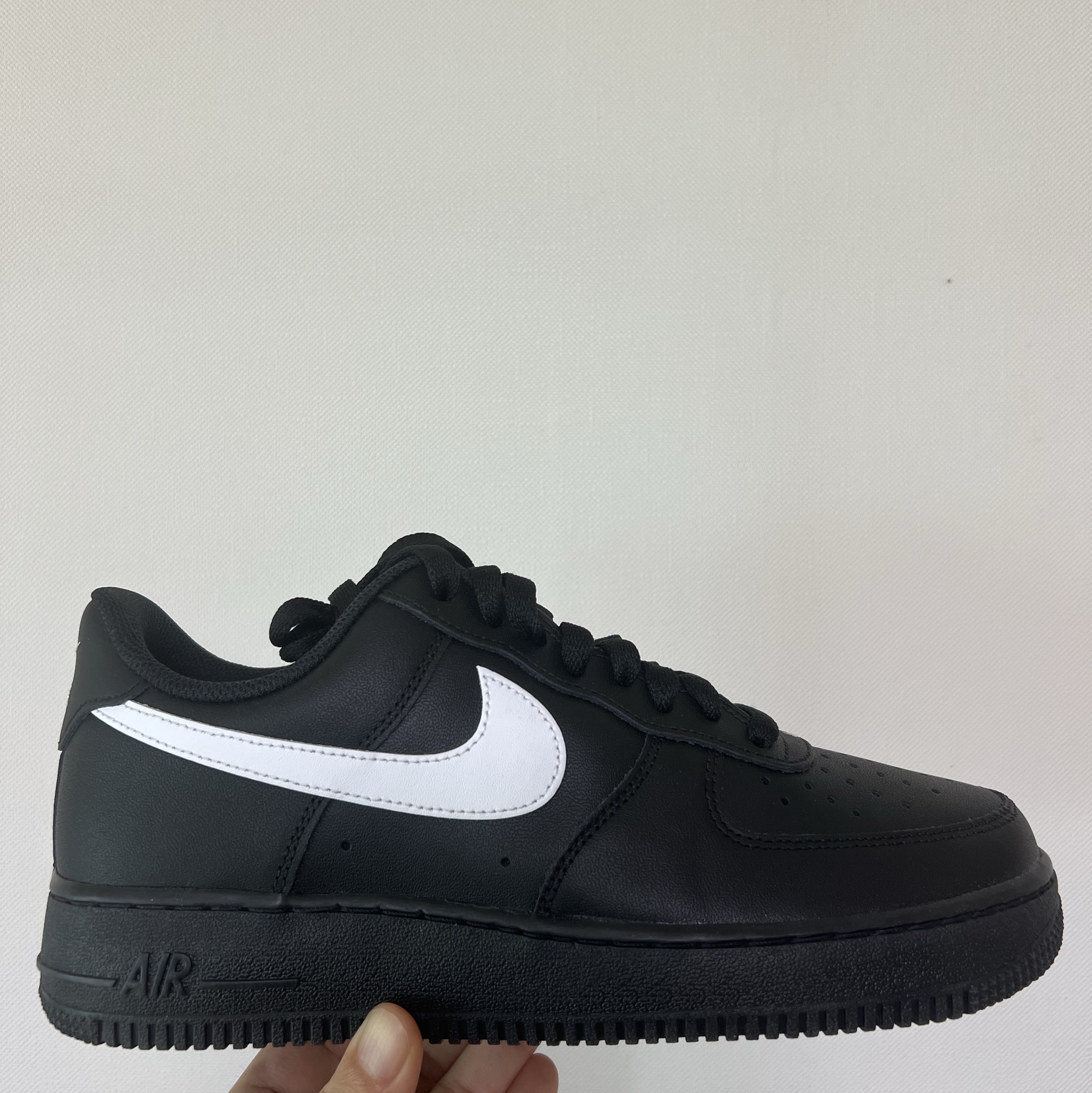 Nike Air Force 1 '07 Black White 착용 스타일 - 1