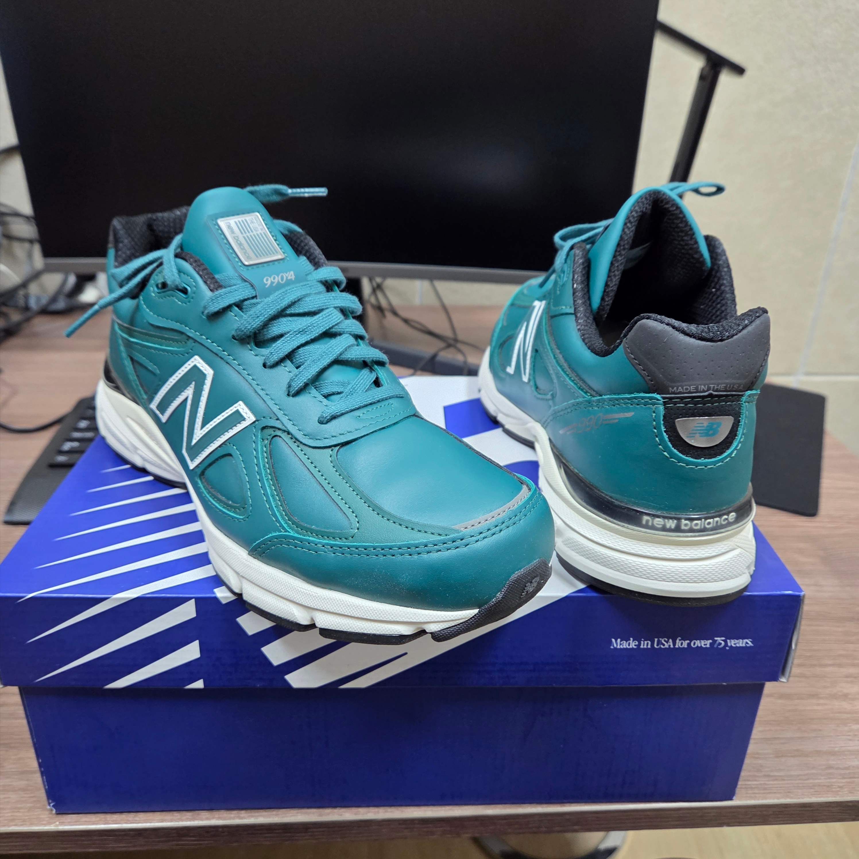 New Balance 990v4 Made in USA Teal White 착용 스타일 - 1