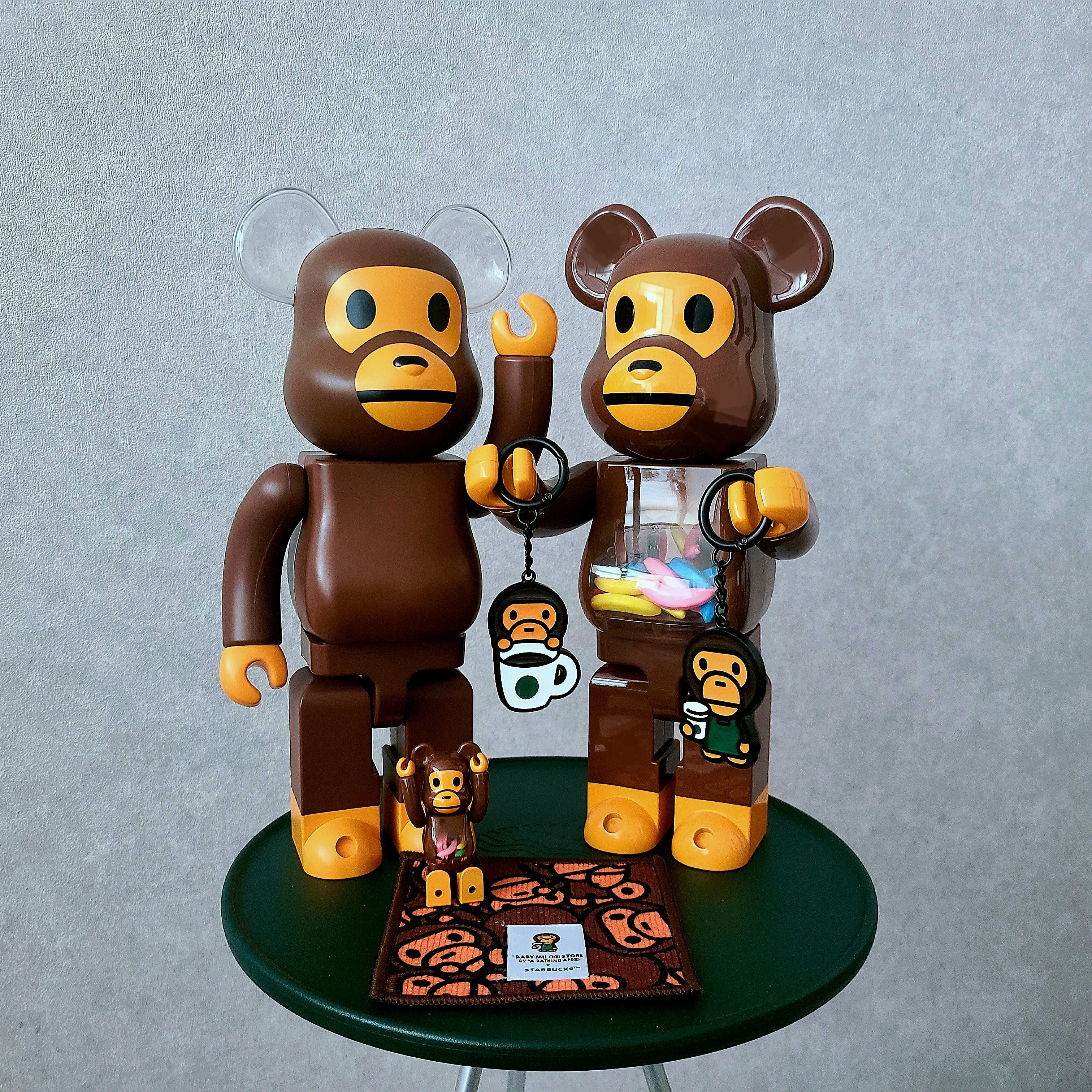 Bearbrick x BAPE Baby Milo Ear Clear Ver. 400%, Bearbrick x BAPE Baby Milo and Banana 100% & 400% Set 착용 스타일 - 4