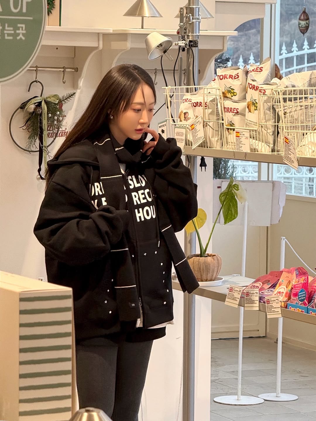 SLOW RECORD HOUSE Typo Star Hood Zip-up Black 착용 스타일 - 4