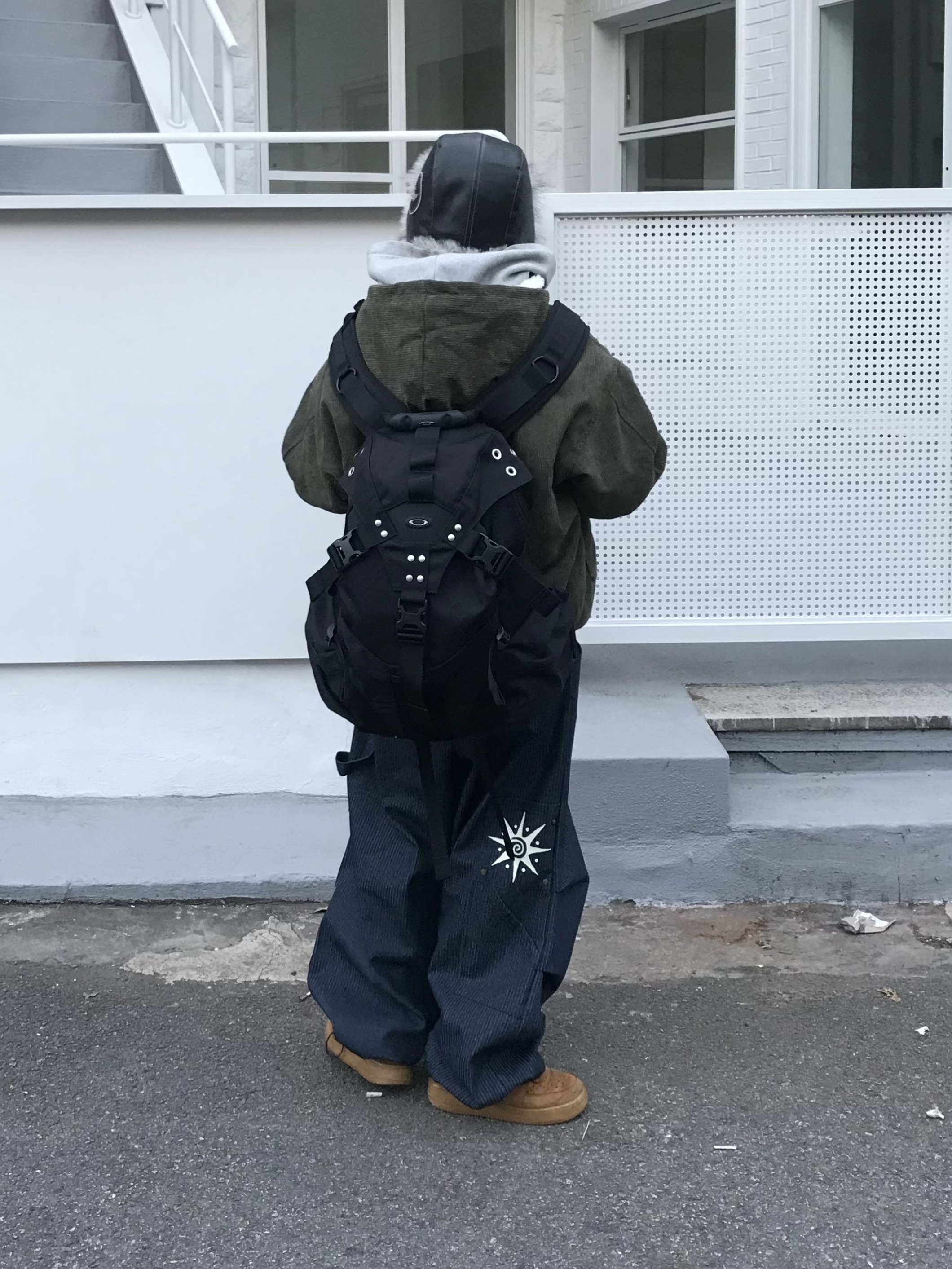 Oakley Icon RC Backpack Blackout, Nike Air Force 1 '07 WB Flax 착용 스타일 - 1
