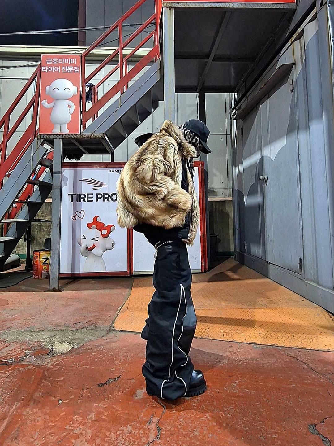 Chrome Hearts Dagger Denim Baseball Hat Black White, ROARINGRAD Carbon-Coated Side-Zip Pants Black 착용 스타일