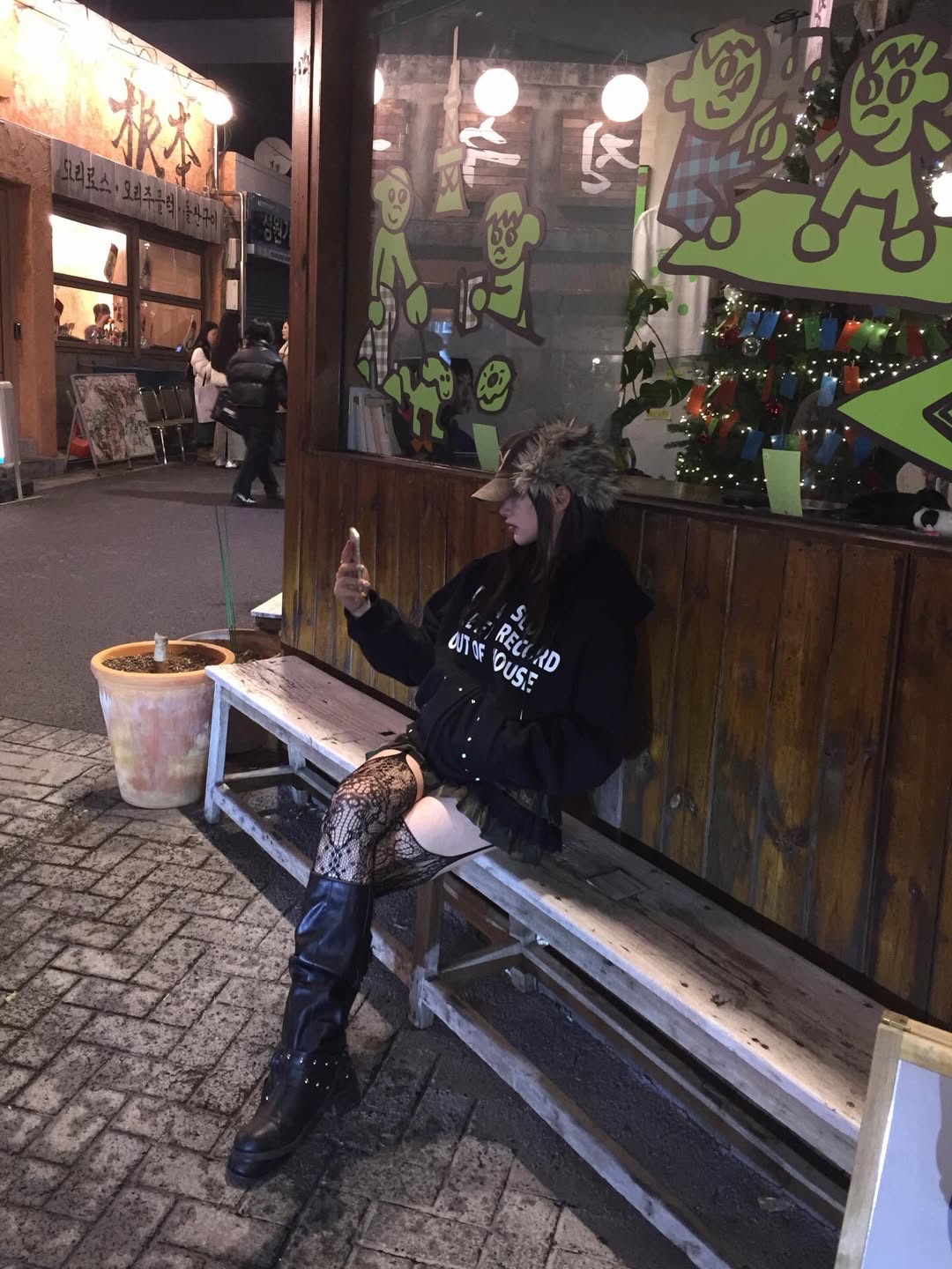 SLOW RECORD HOUSE Typo Star Hood Zip-up Black 착용 스타일 - 3