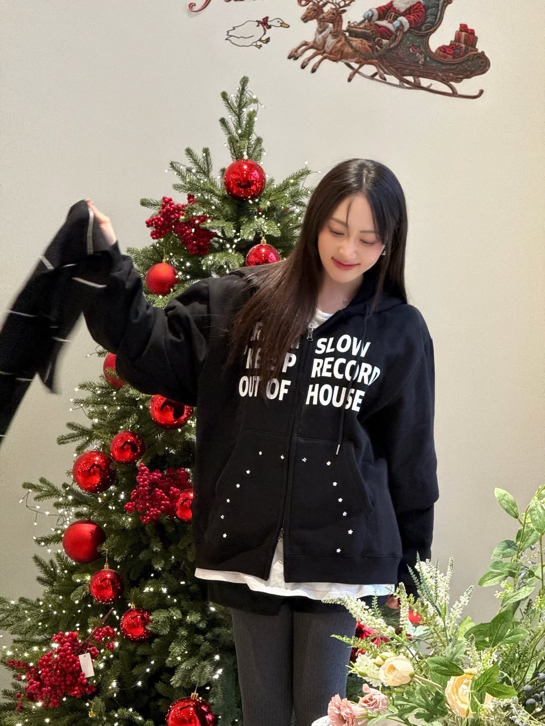 SLOW RECORD HOUSE Typo Star Hood Zip-up Black 착용 스타일 - 2