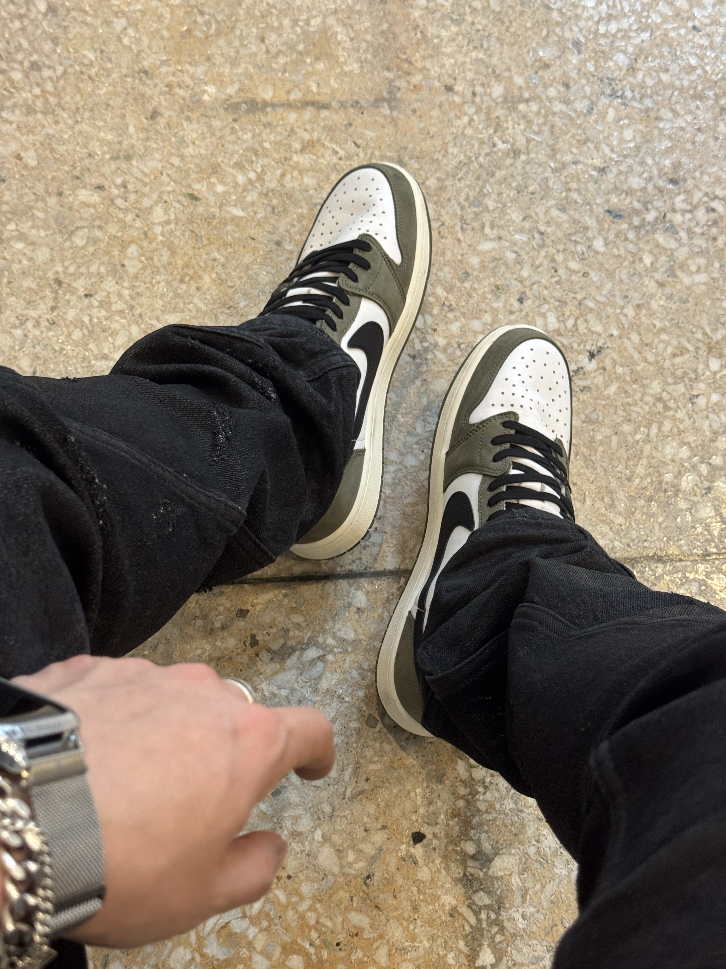 Jordan 1 Retro Low OG Medium Olive and Summit White 착용 스타일