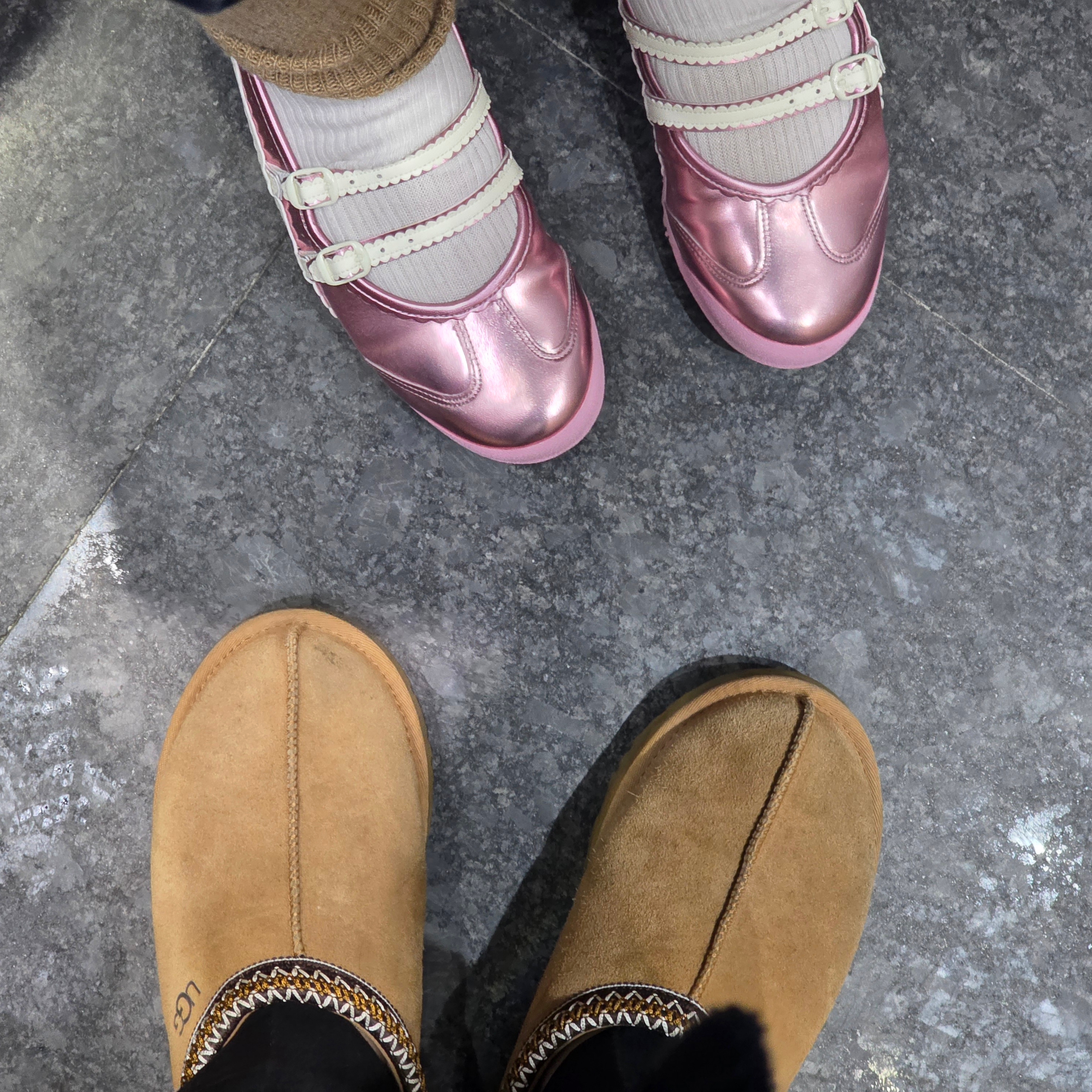 (W) Onitsuka Tiger Mexico 66 TGRS Crystal Pink Cream, UGG Tasman Slipper Chestnut 착용 스타일