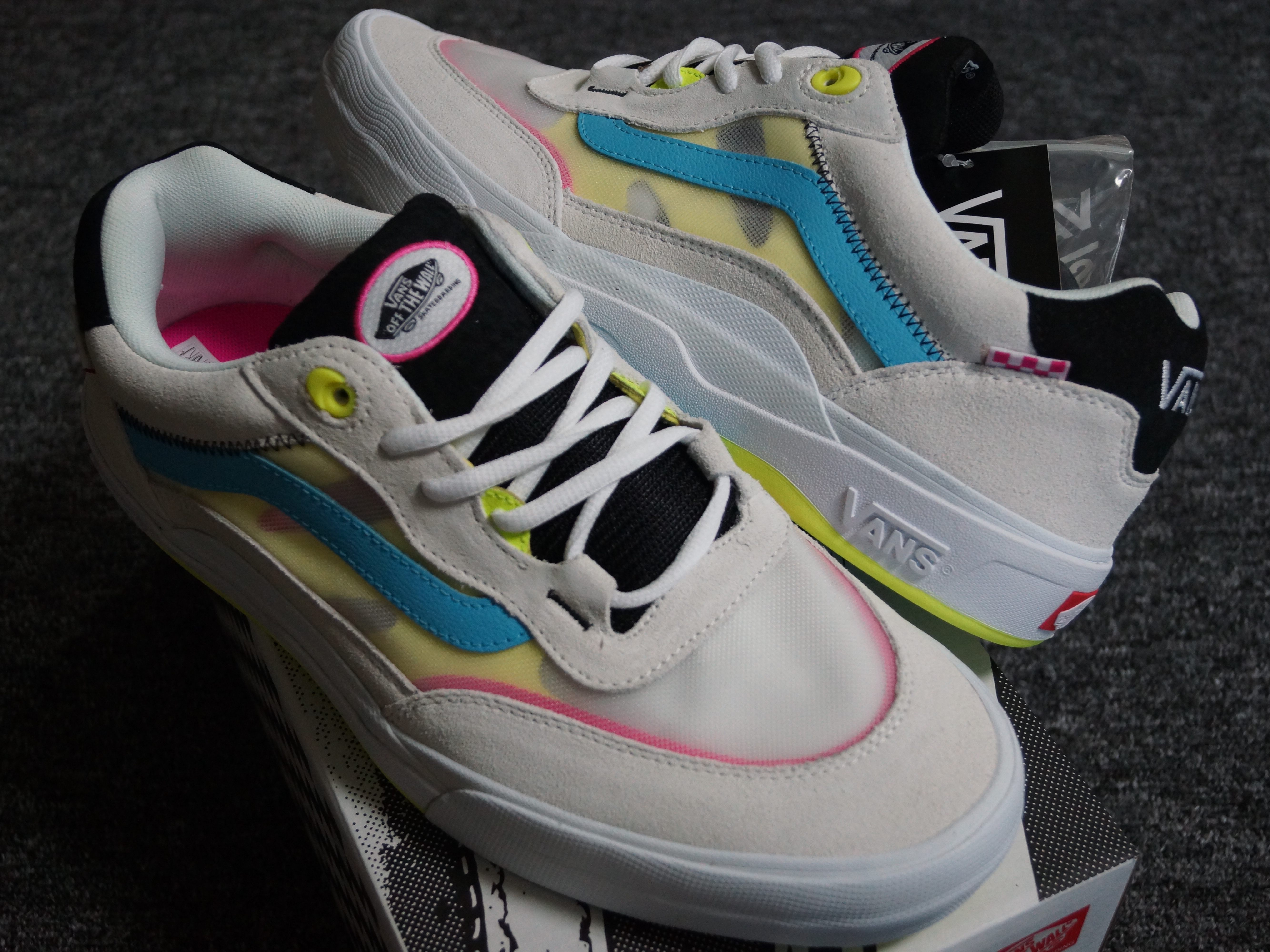 Vans Wayvee Neon White Multi 착용 스타일