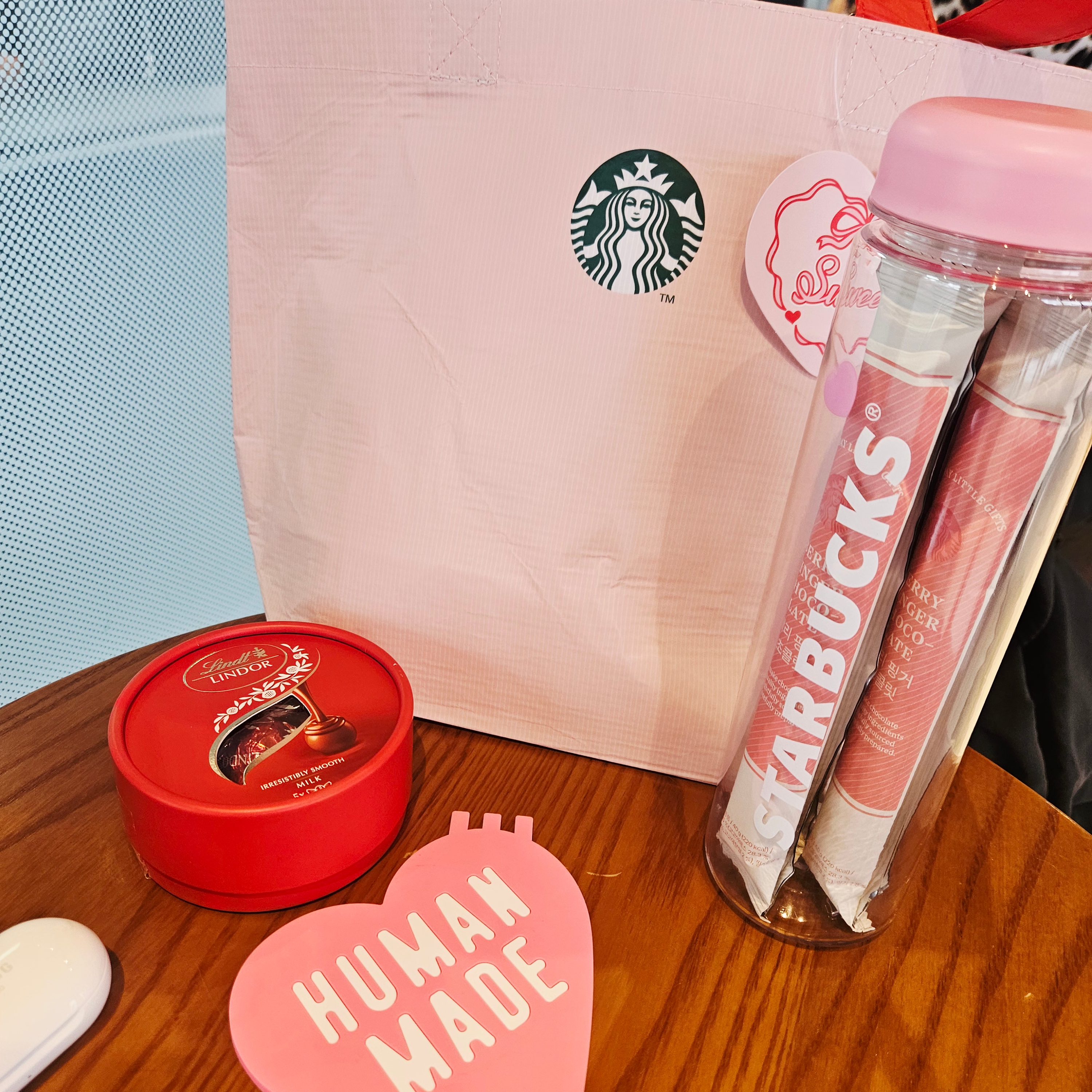 Human Made Heart Rubber Coaster Pink, Nike NSW Futura 365 Crossbody Bag 3L Medium Soft Pink 착용 스타일 - 1