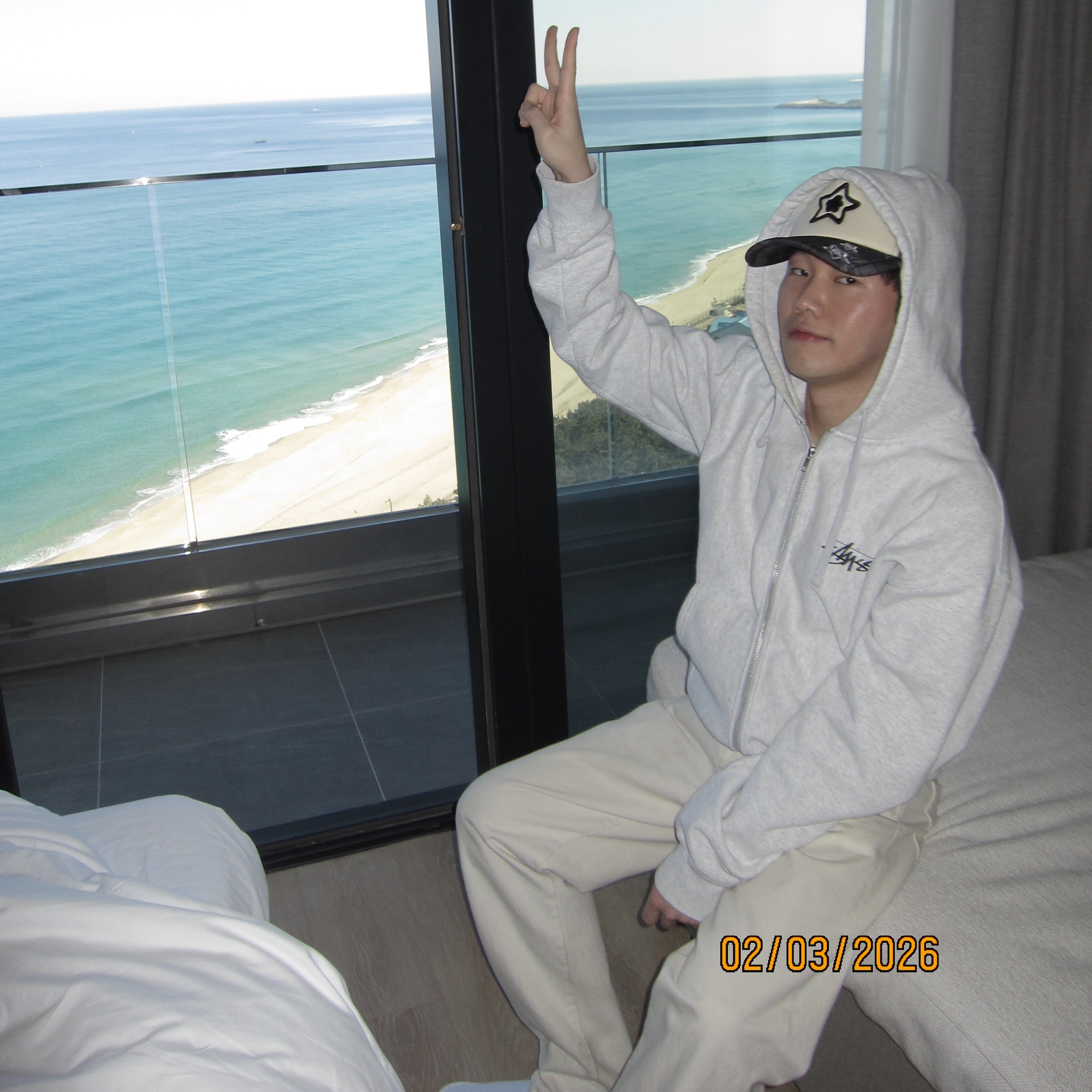 Stussy Great Future Zip Hoodie Ash Heather, Supreme Chino Pants Natural - 22SS 착용 스타일 - 3