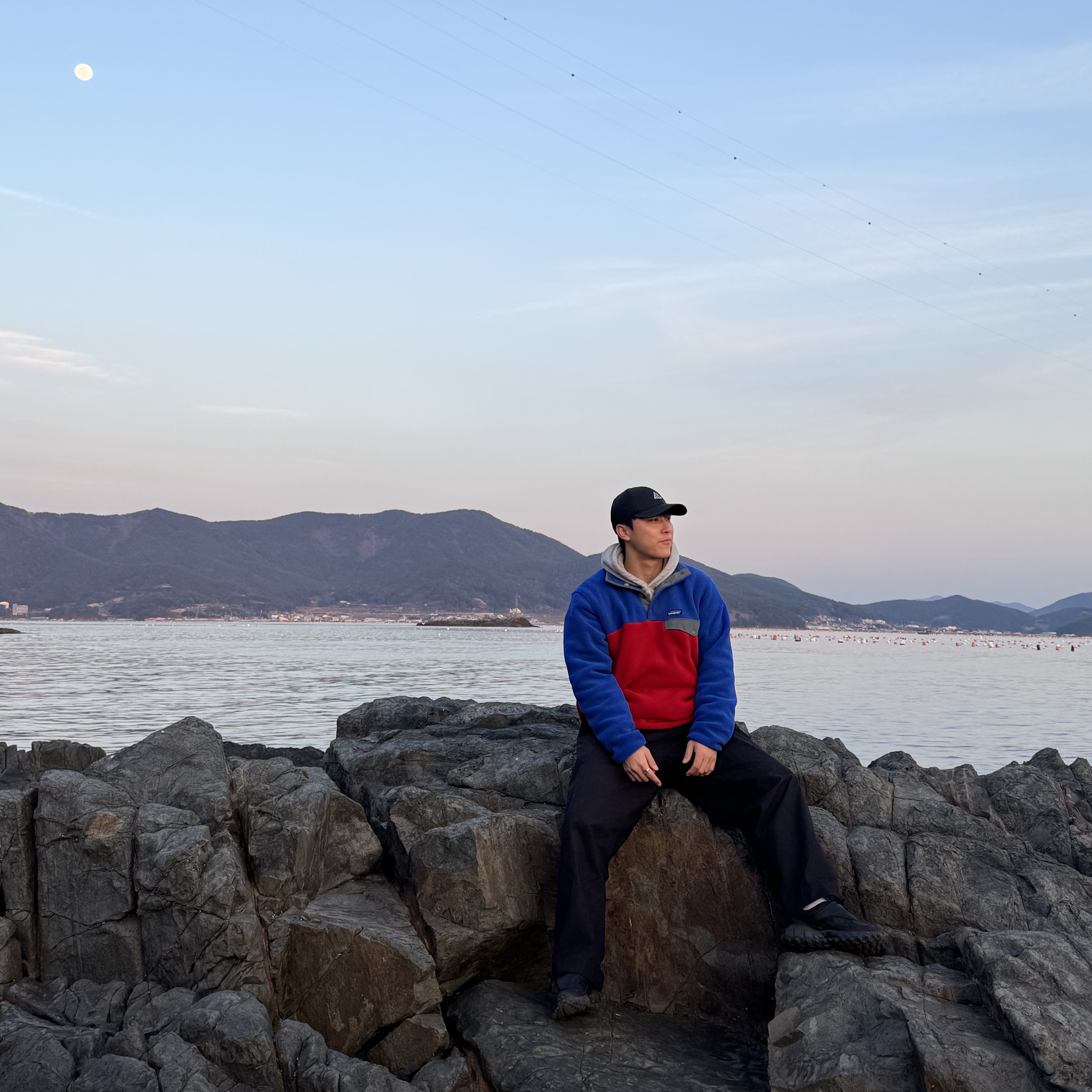Patagonia Lightweight Synchilla Snap-T Fleece Pullover Touring Red, Nike ACG Trail Cap Black 착용 스타일