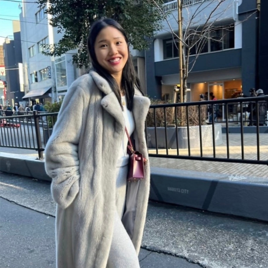 (W) Arket Faux Fur Coat Grey 착용 스타일