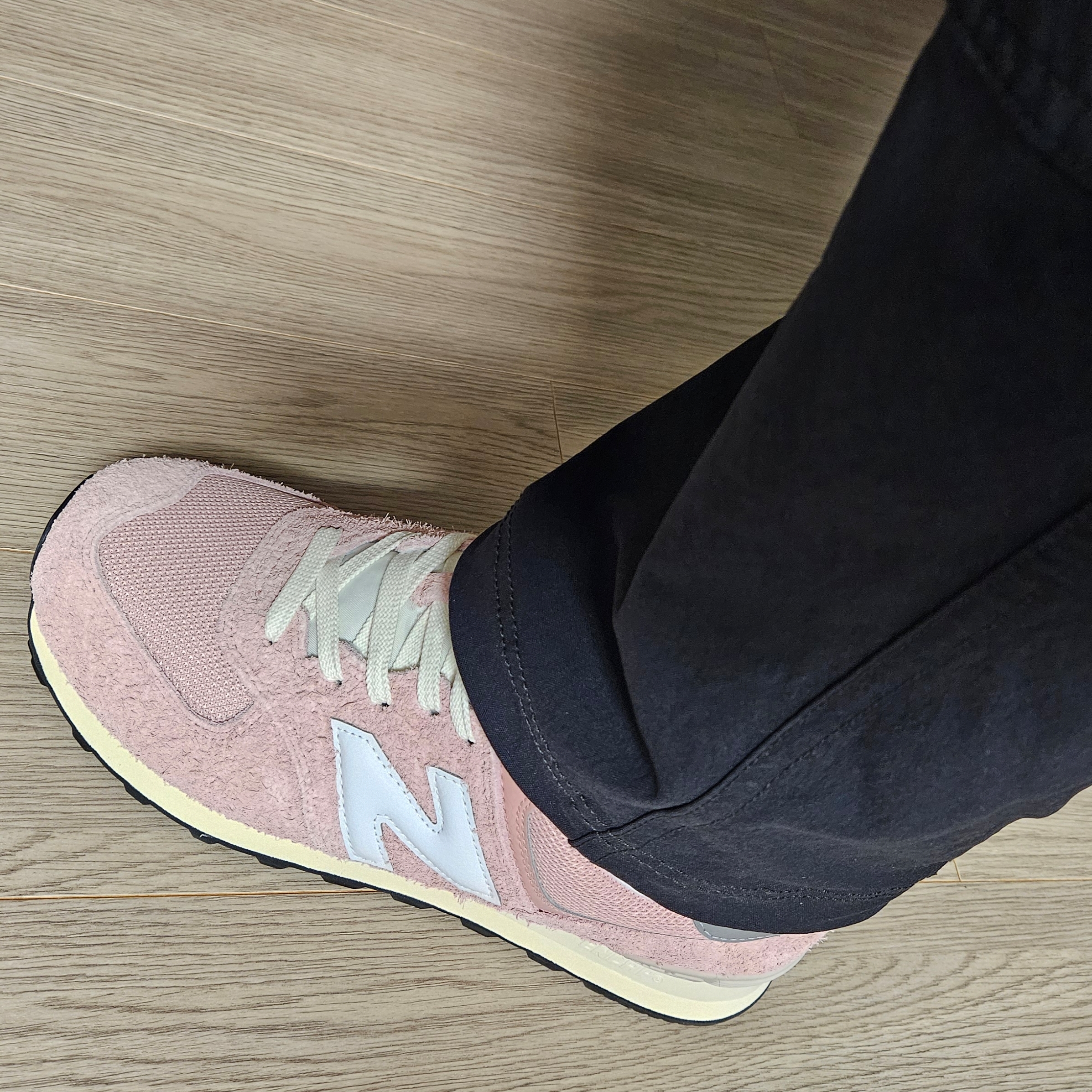 New Balance 574 Heritage Mellow Pink 착용 스타일