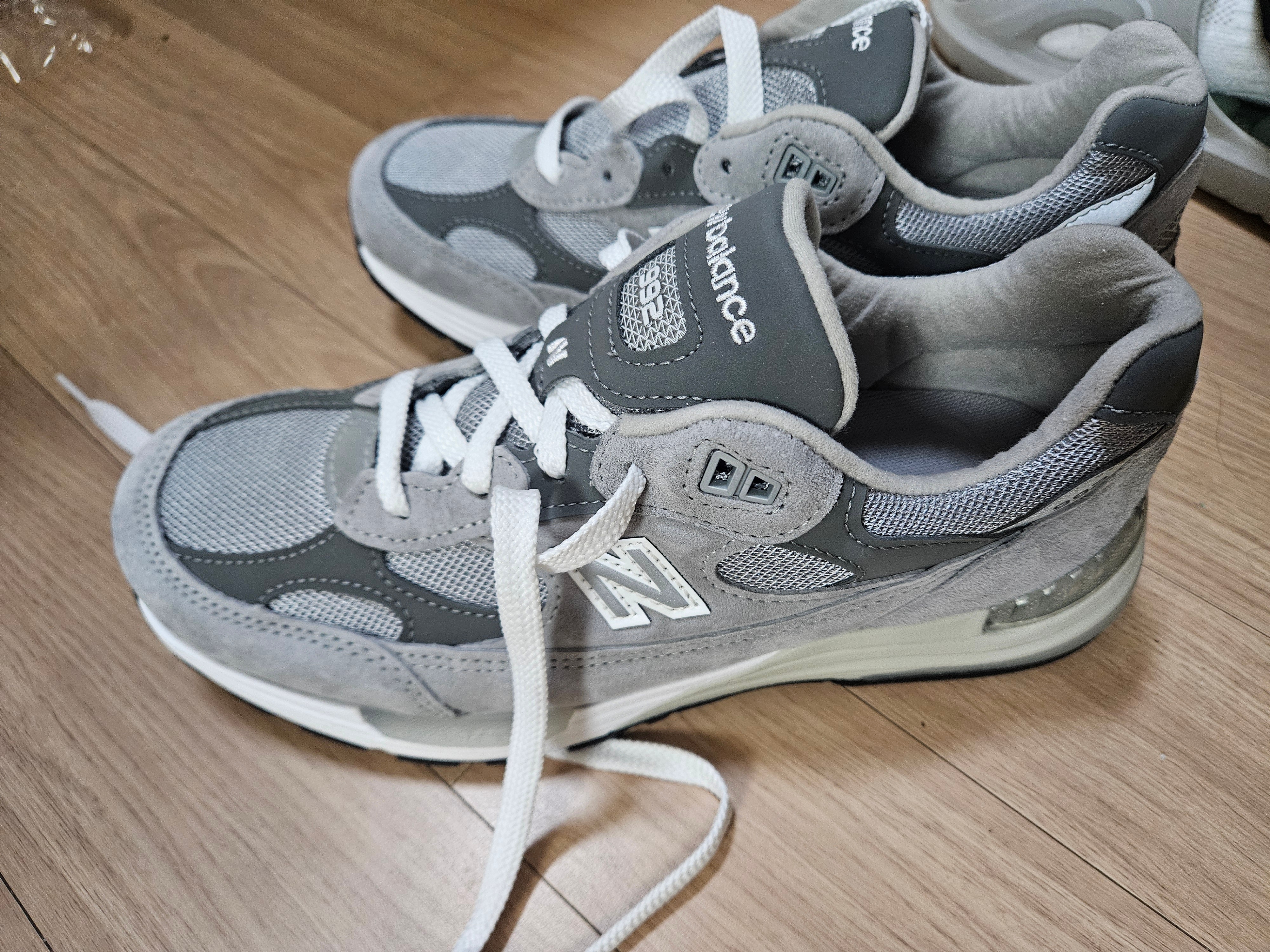 New Balance 992 Made in USA Core Grey Silver Metallic 착용 스타일