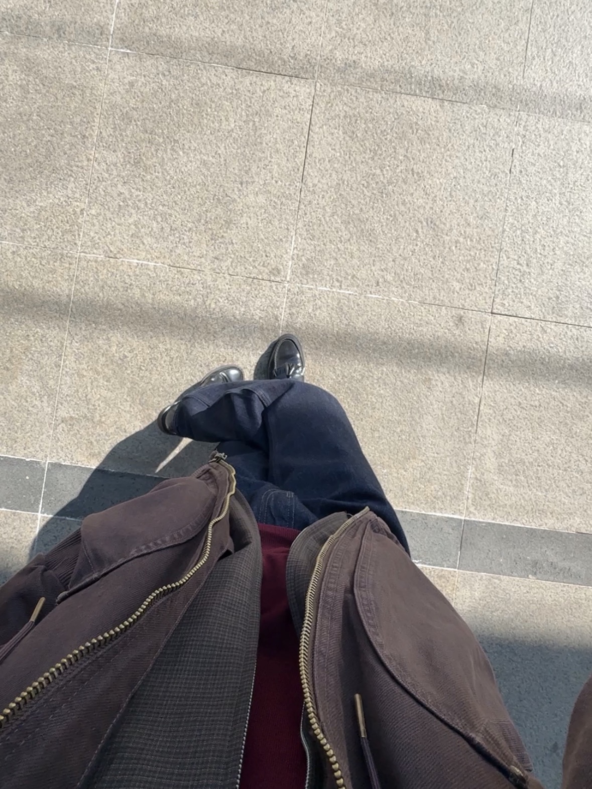 Uniqlo x JW Anderson Straight Jean Blue - JP, Dr. Martens Adrian Smooth Black 착용 스타일 - 2