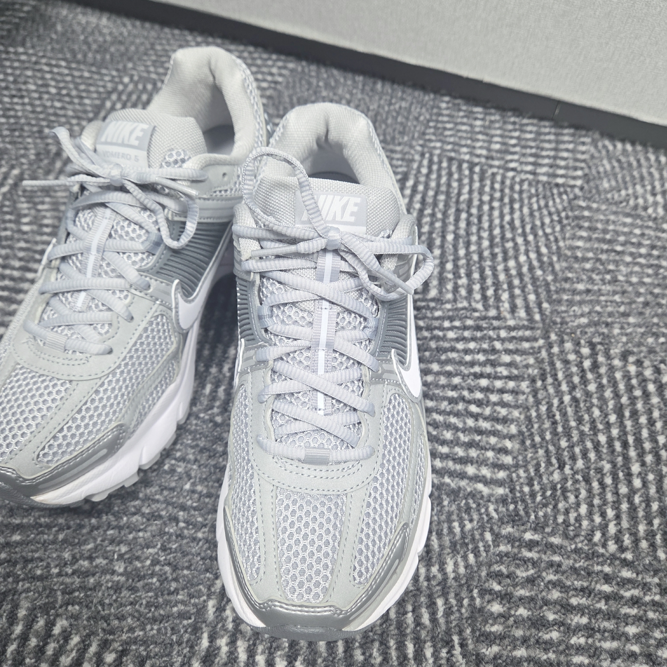 Nike Zoom Vomero 5 Wolf Grey White 착용 스타일