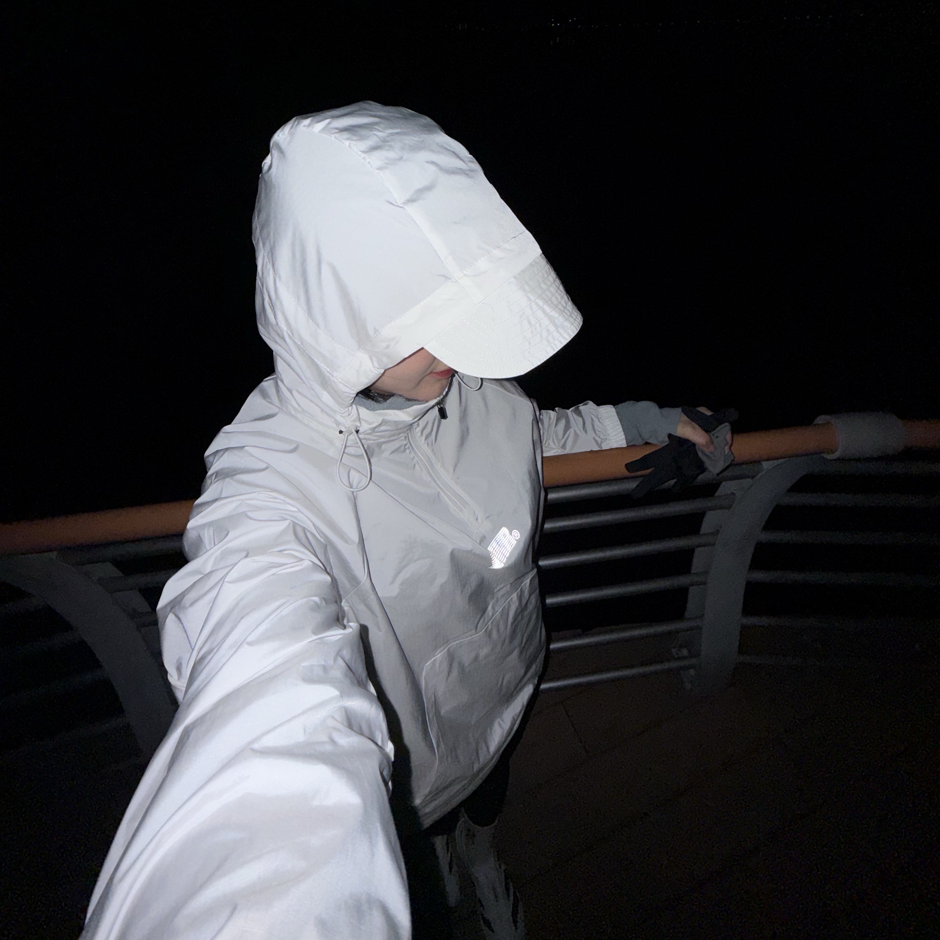 [KREAM 단독] runwhither Hidden Hoodie Anorak Jacket White 착용 스타일