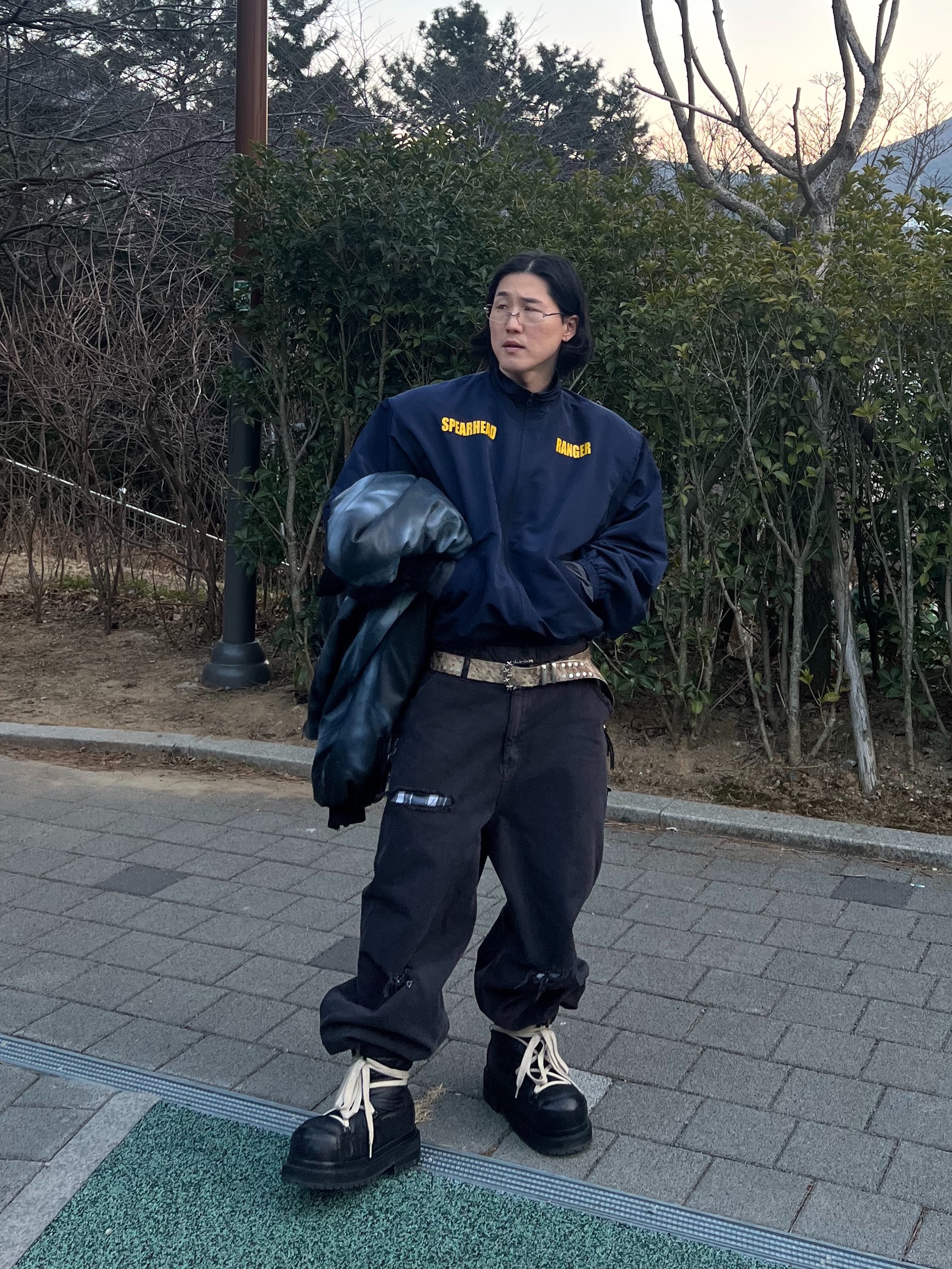 Undermycar Maigan Padded Shoulder Zip-Up Blouson India Ink - 23FW 착용 스타일 - 2