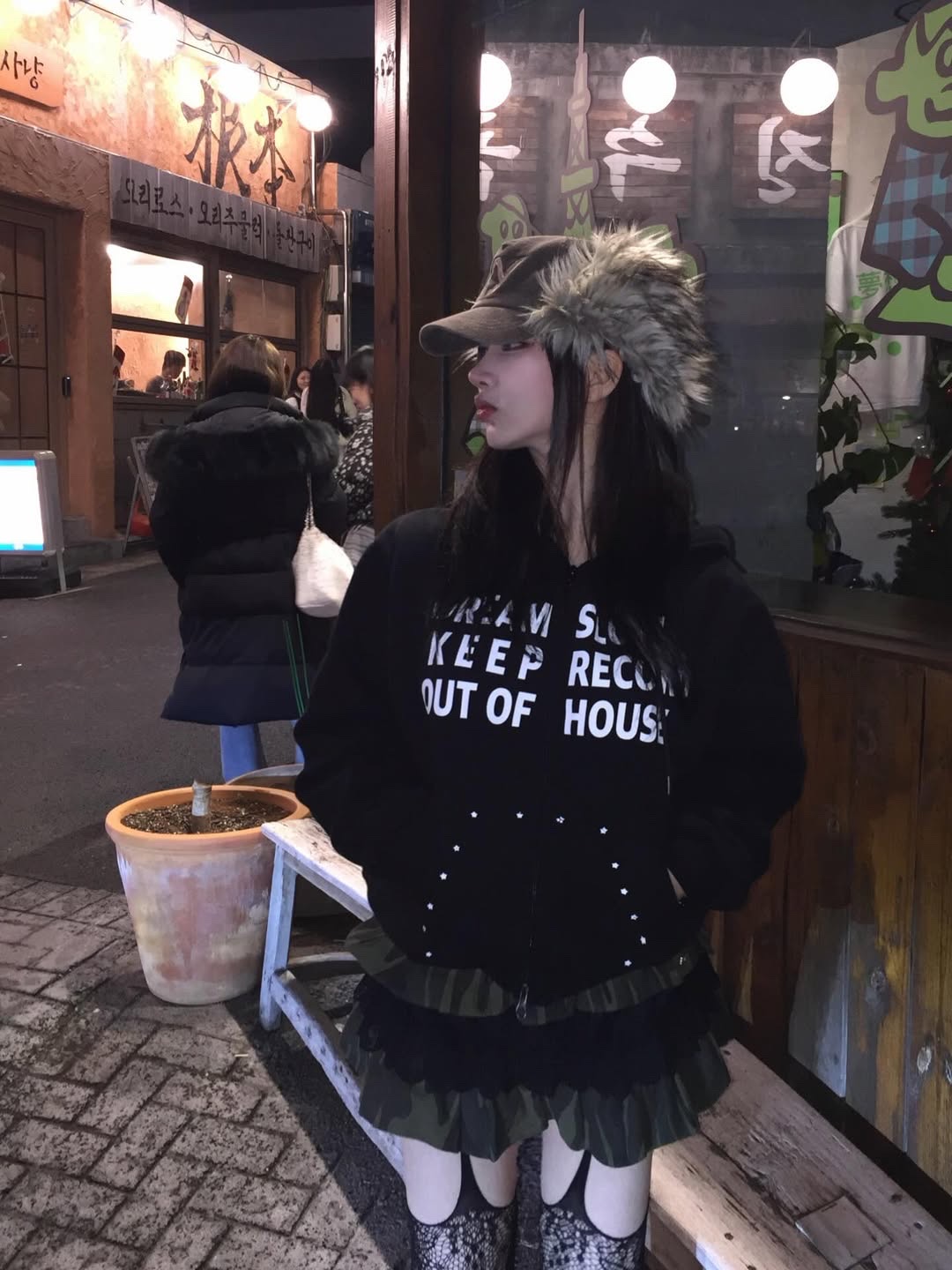 SLOW RECORD HOUSE Typo Star Hood Zip-up Black 착용 스타일 - 1
