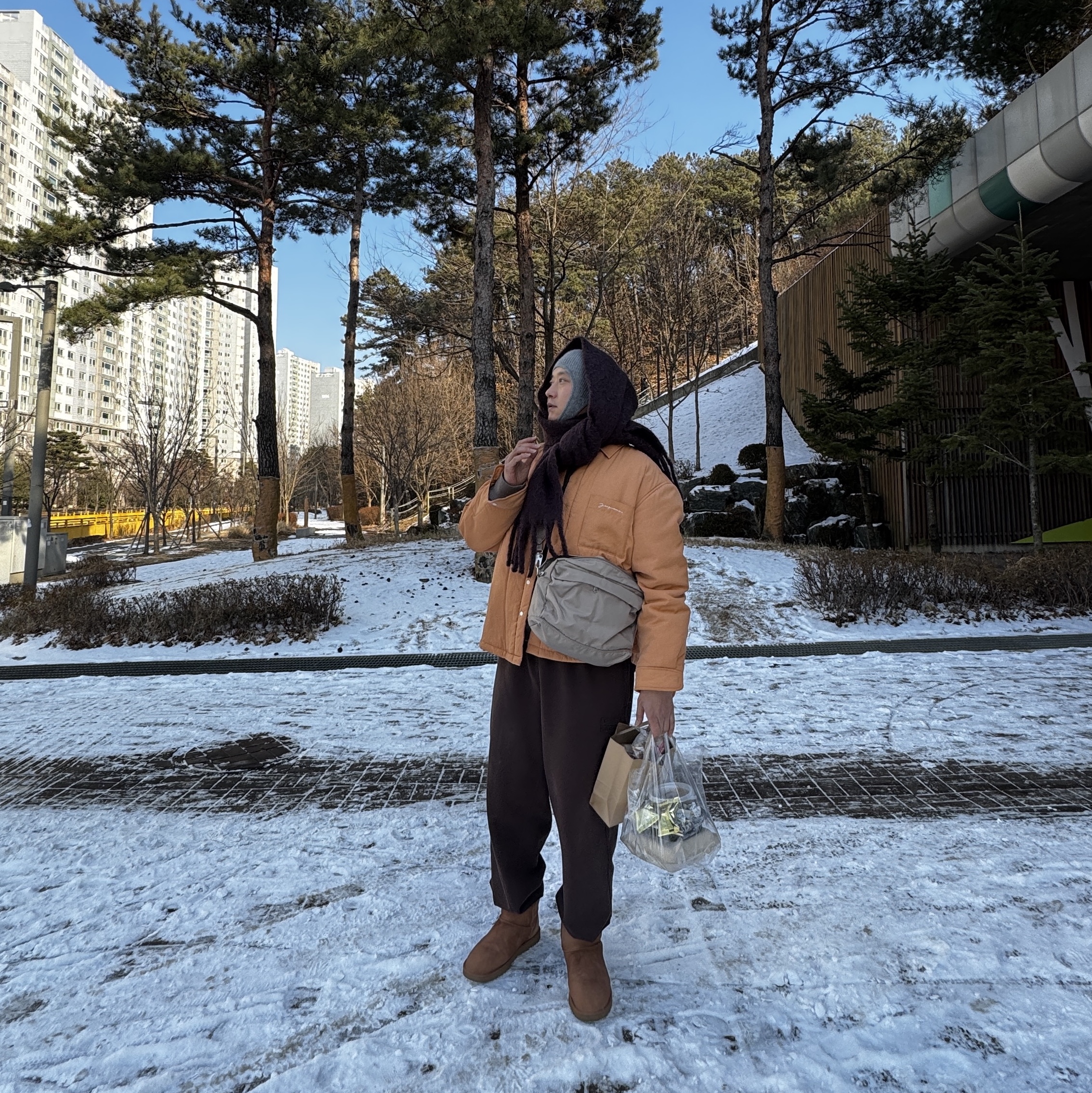 UGG Classic Mini Boots Chestnut, Nike x Stussy Stone Washed Fleece Pants Dark Cinder (FN5235-261) 착용 스타일 - 1