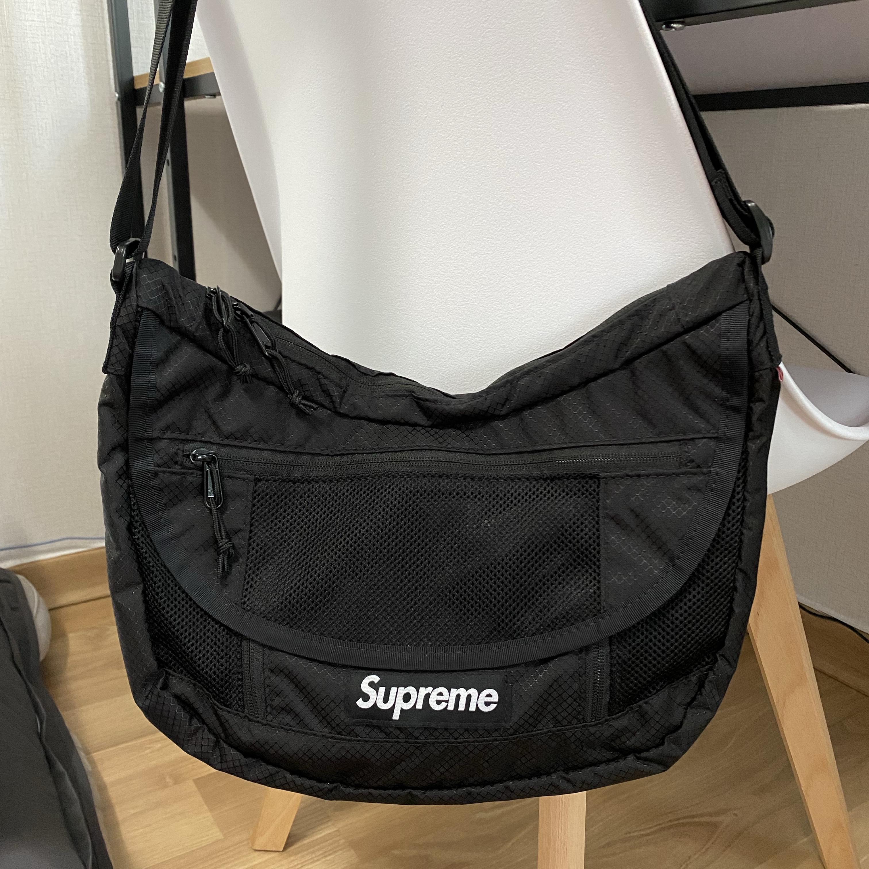 Supreme Small Messenger Bag Black - 22SS 착용 스타일