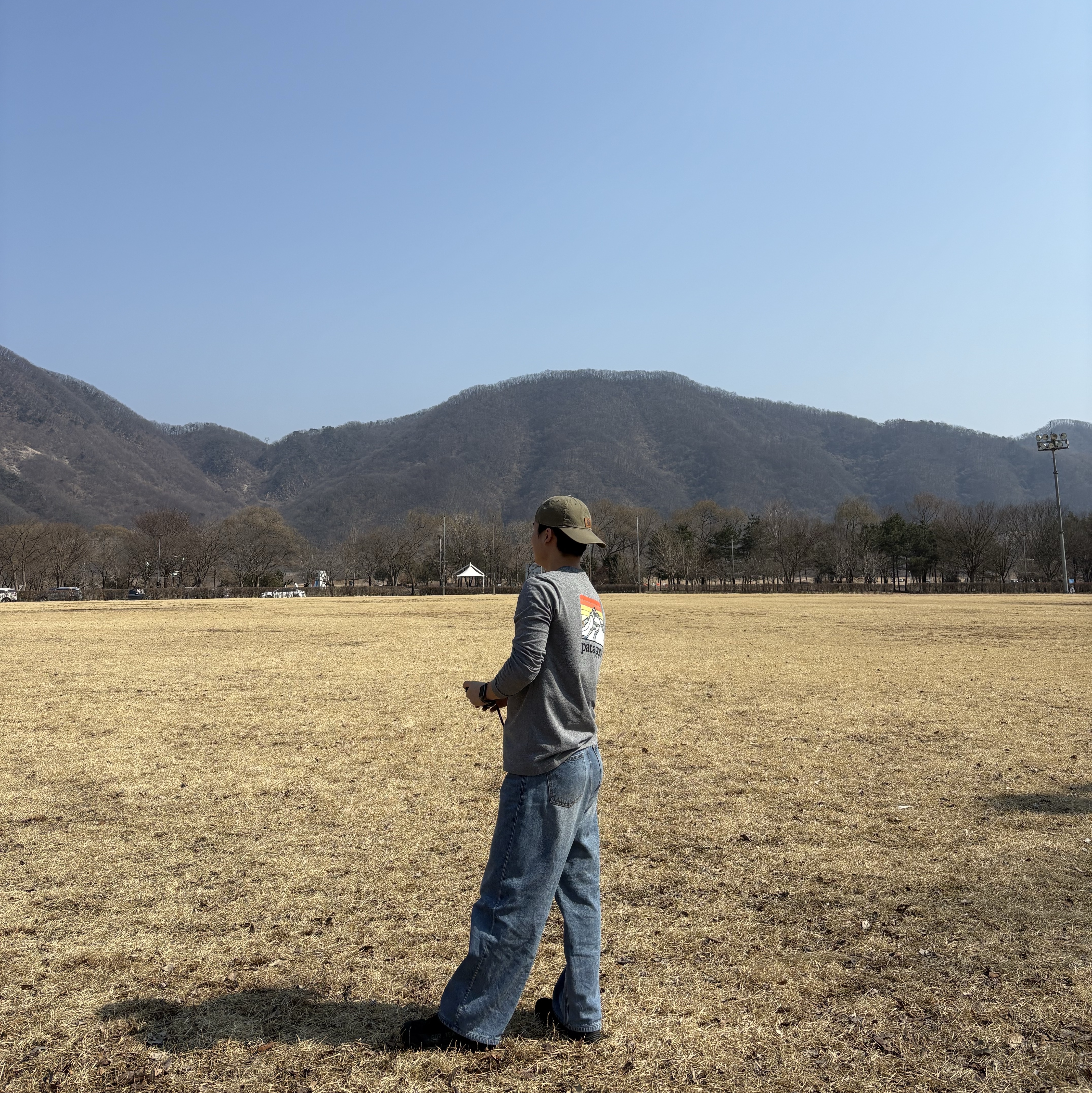 Patagonia Line Logo Ridge Responsibili-Tee L/S Gravel Heather, Carhartt Canvas Cap Army Green 착용 스타일 - 2