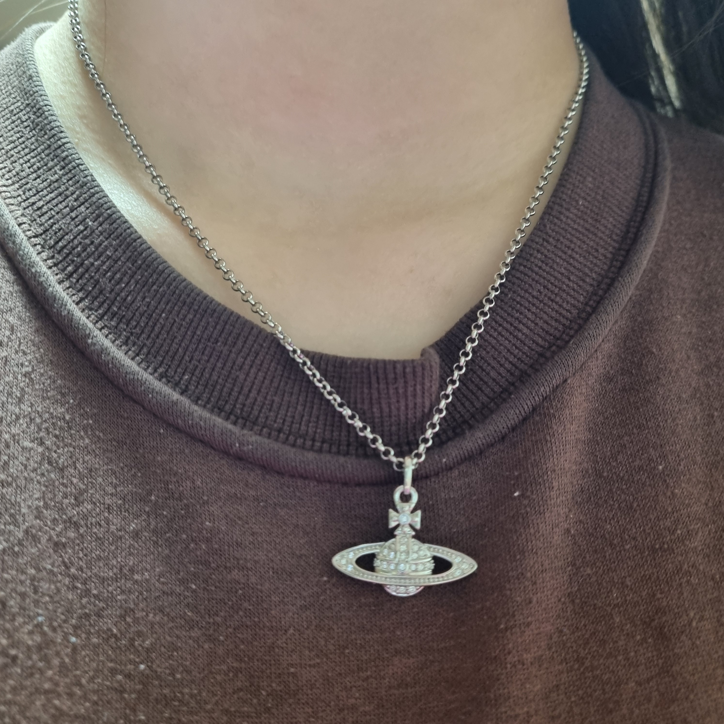 Vivienne Westwood Mini Bas Relief Pendant Silver 착용 스타일