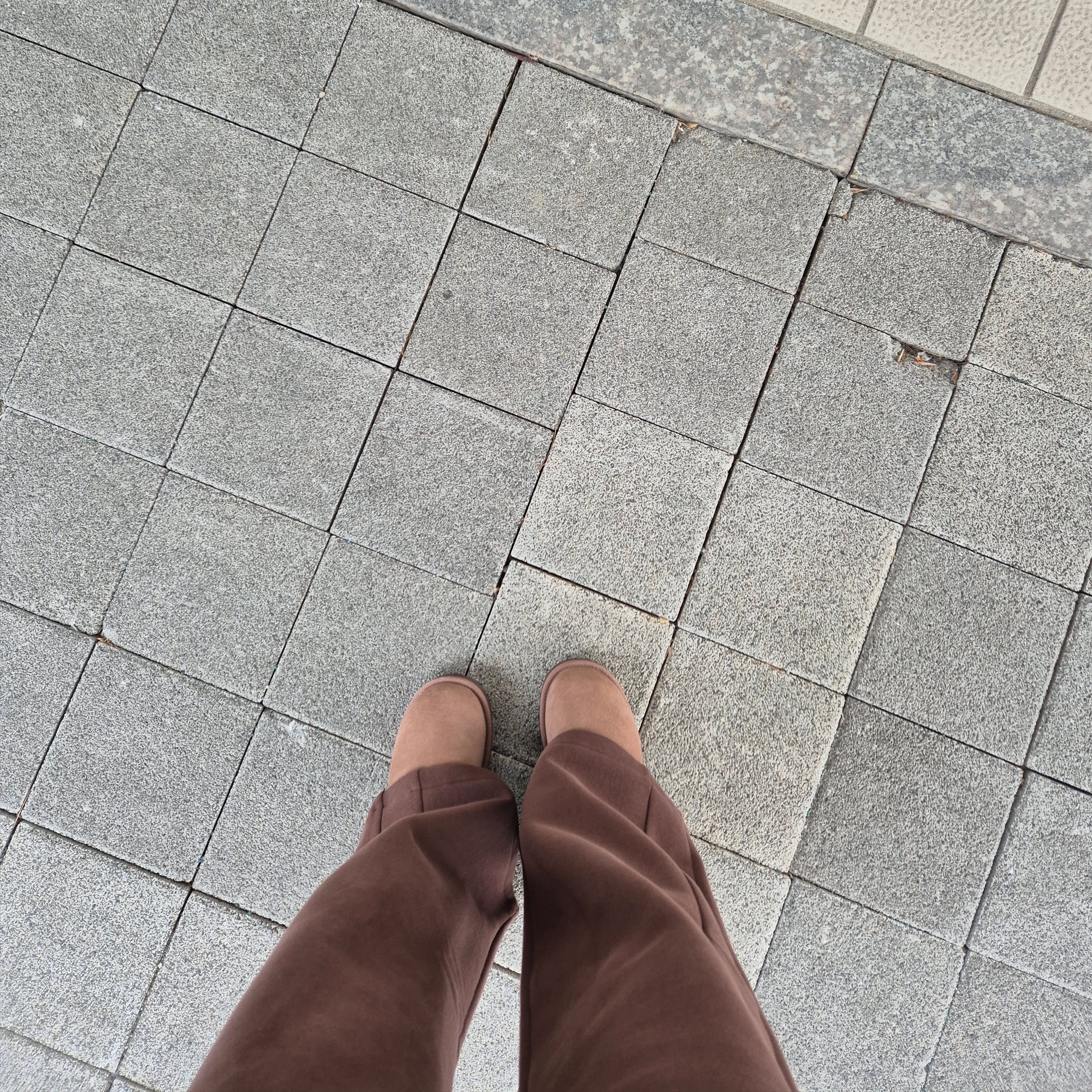 (W) UGG Classic Ultra Mini Boots Rocky Oak 착용 스타일 - 2