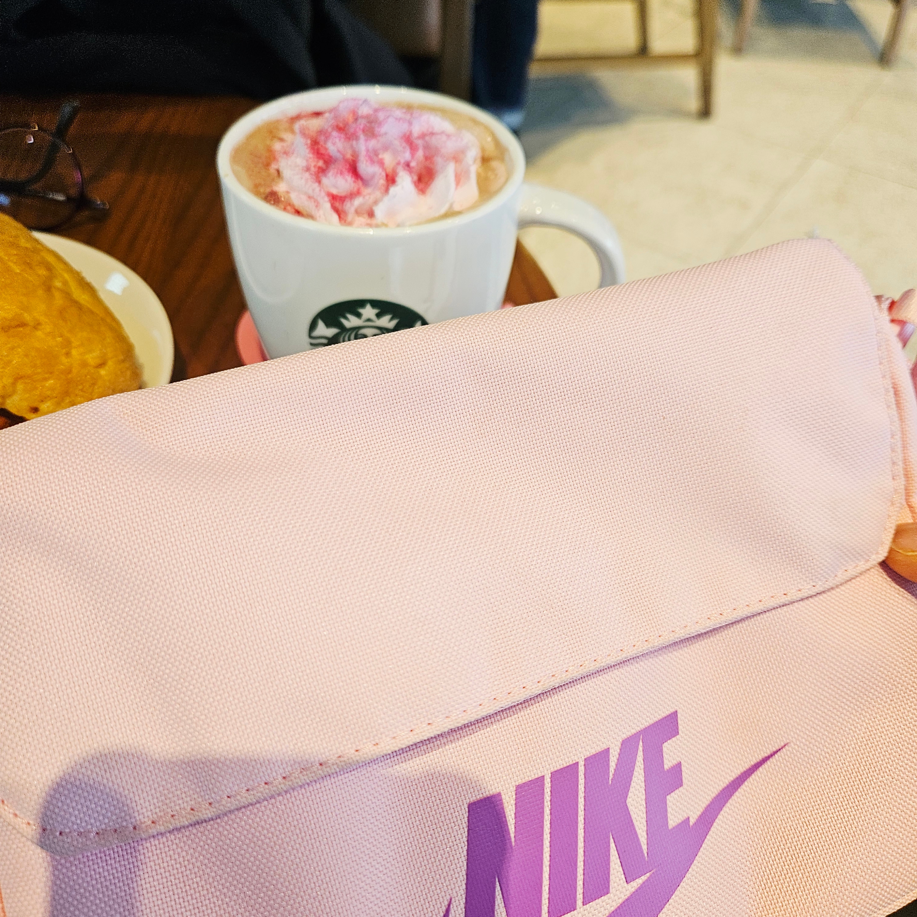 Human Made Heart Rubber Coaster Pink, Nike NSW Futura 365 Crossbody Bag 3L Medium Soft Pink 착용 스타일 - 4